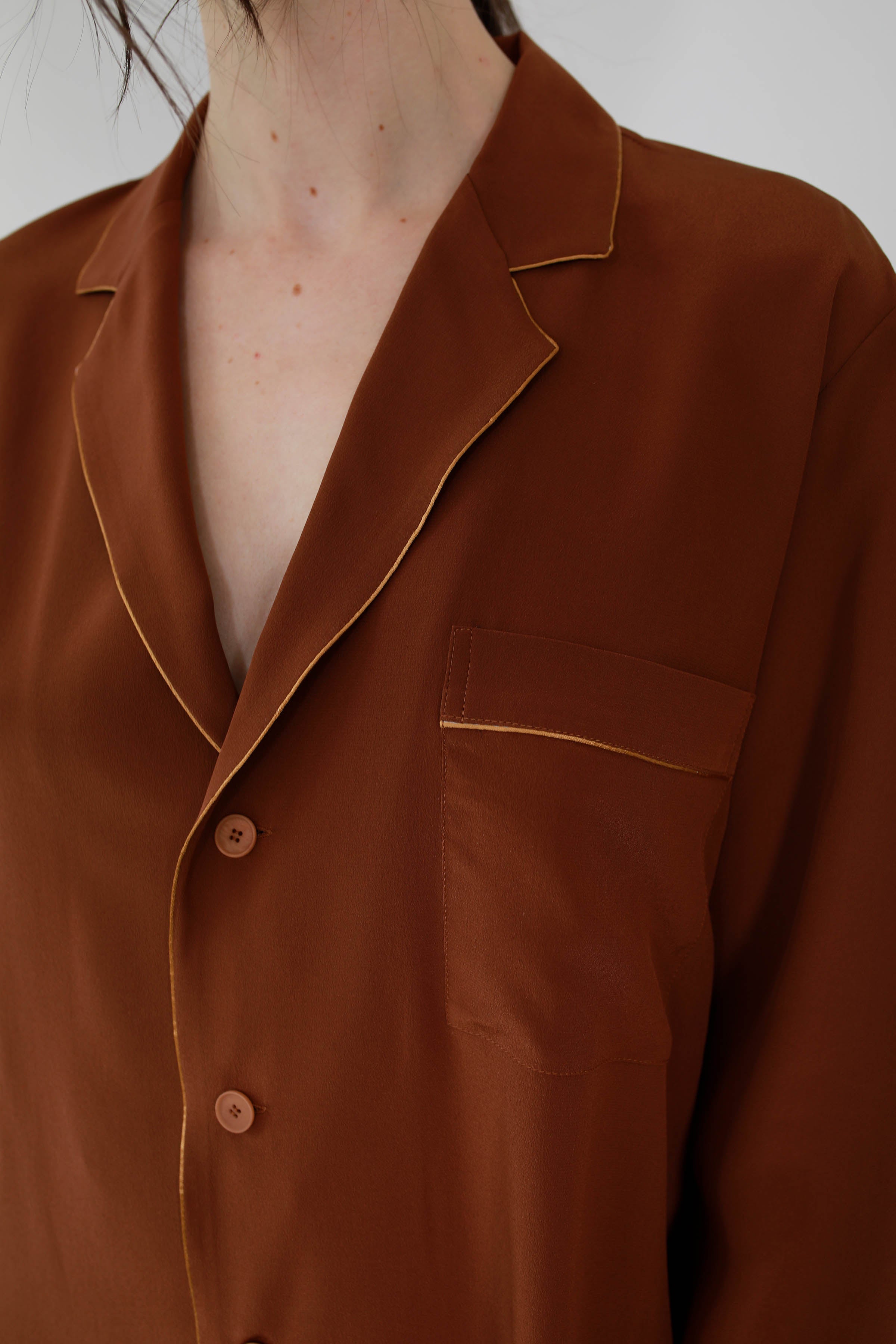 BLUSA DE SEDA RIBETEADA CLAY