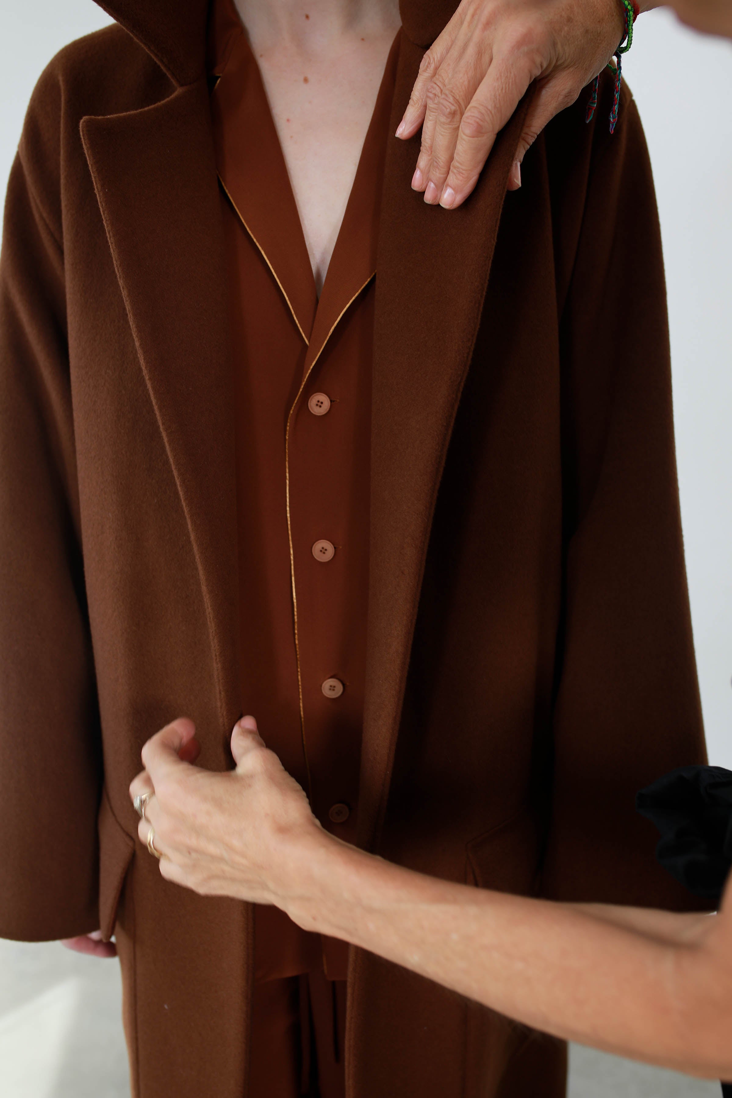 BLUSA DE SEDA RIBETEADA CLAY