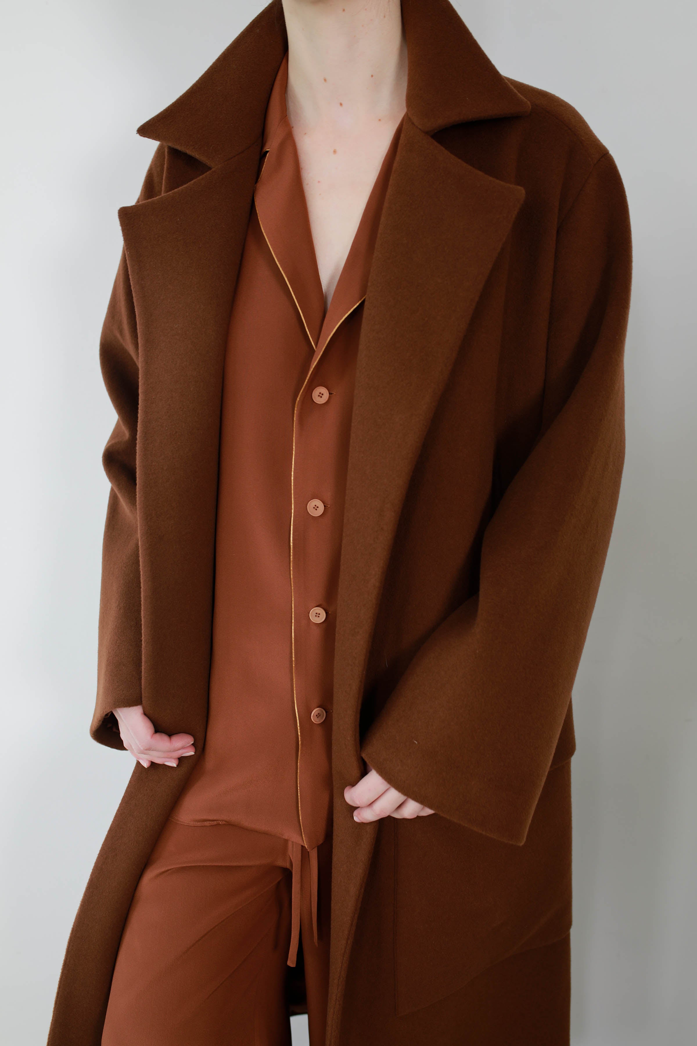 BLUSA DE SEDA RIBETEADA CLAY