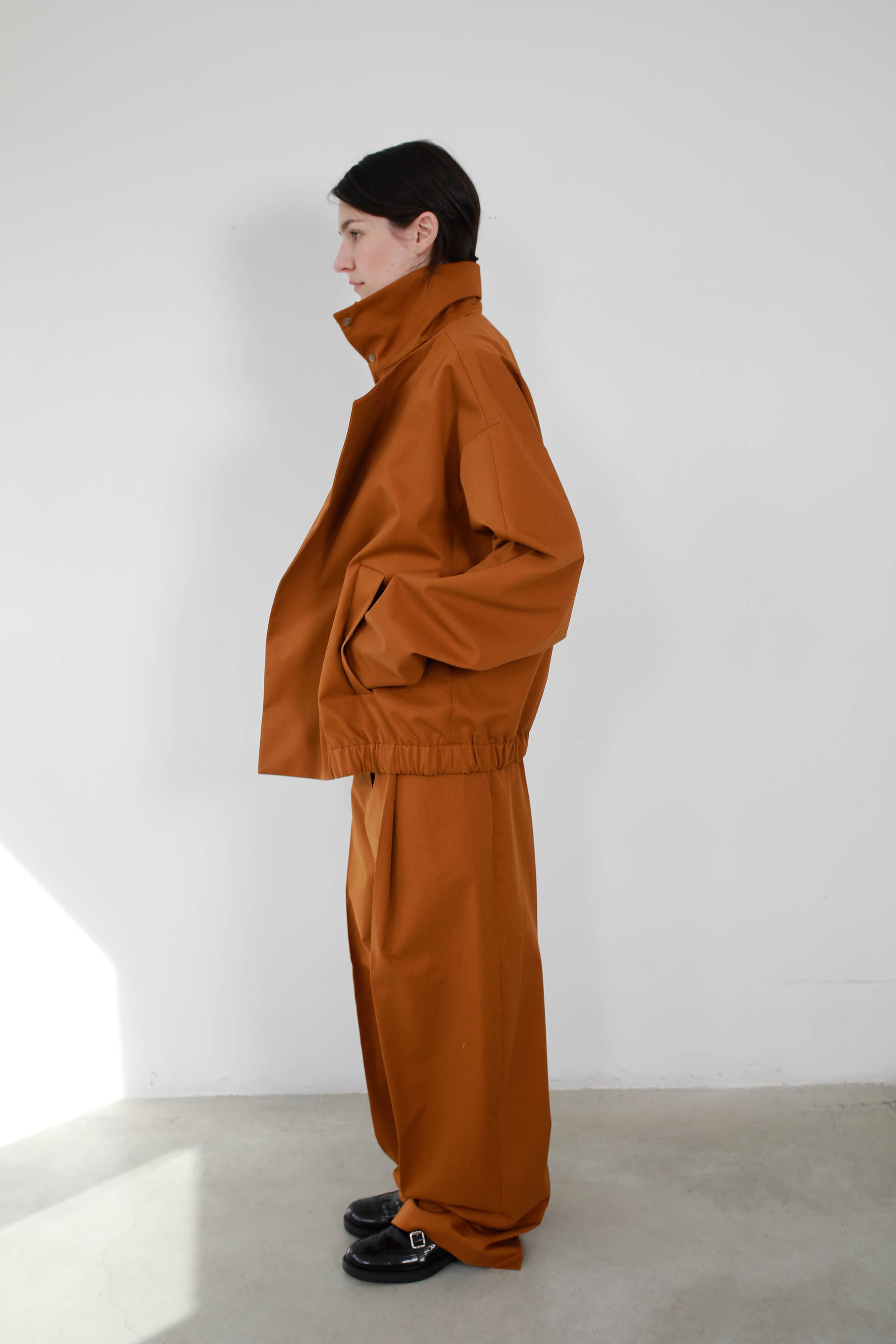 Wide-leg trousers with high waist and belt loops