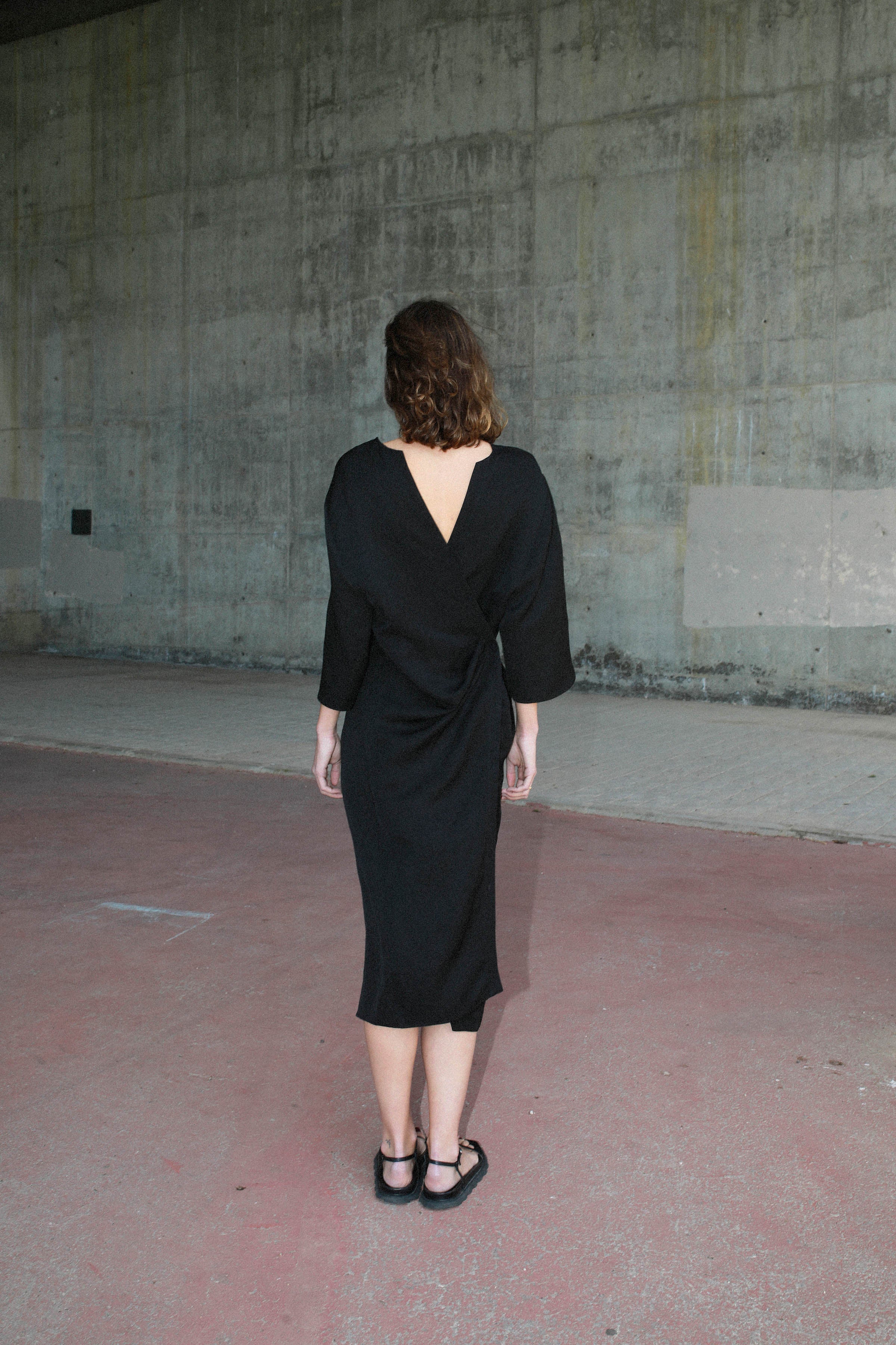 BLACK CROSSED MULTI-POSITION DRESS