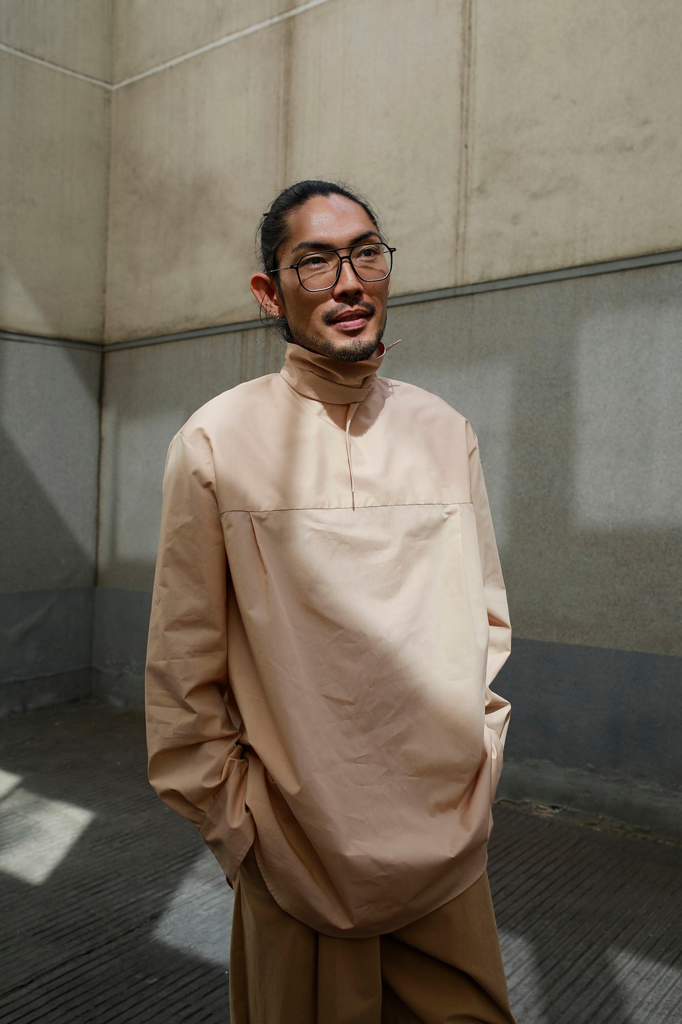 CAMISA CON LAZO EN CUELLO NUDE UNISEX