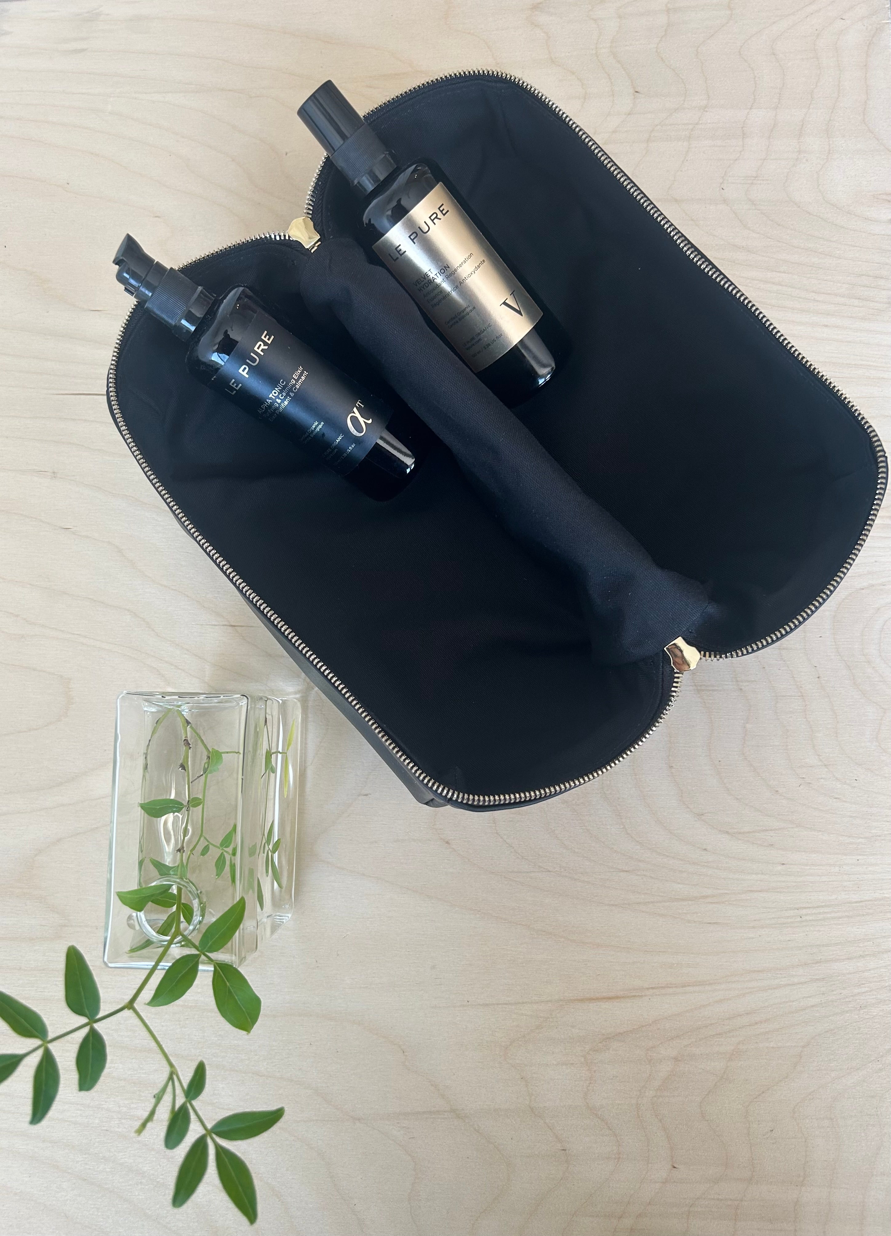 BLACK LEATHER NEEDLE BAG