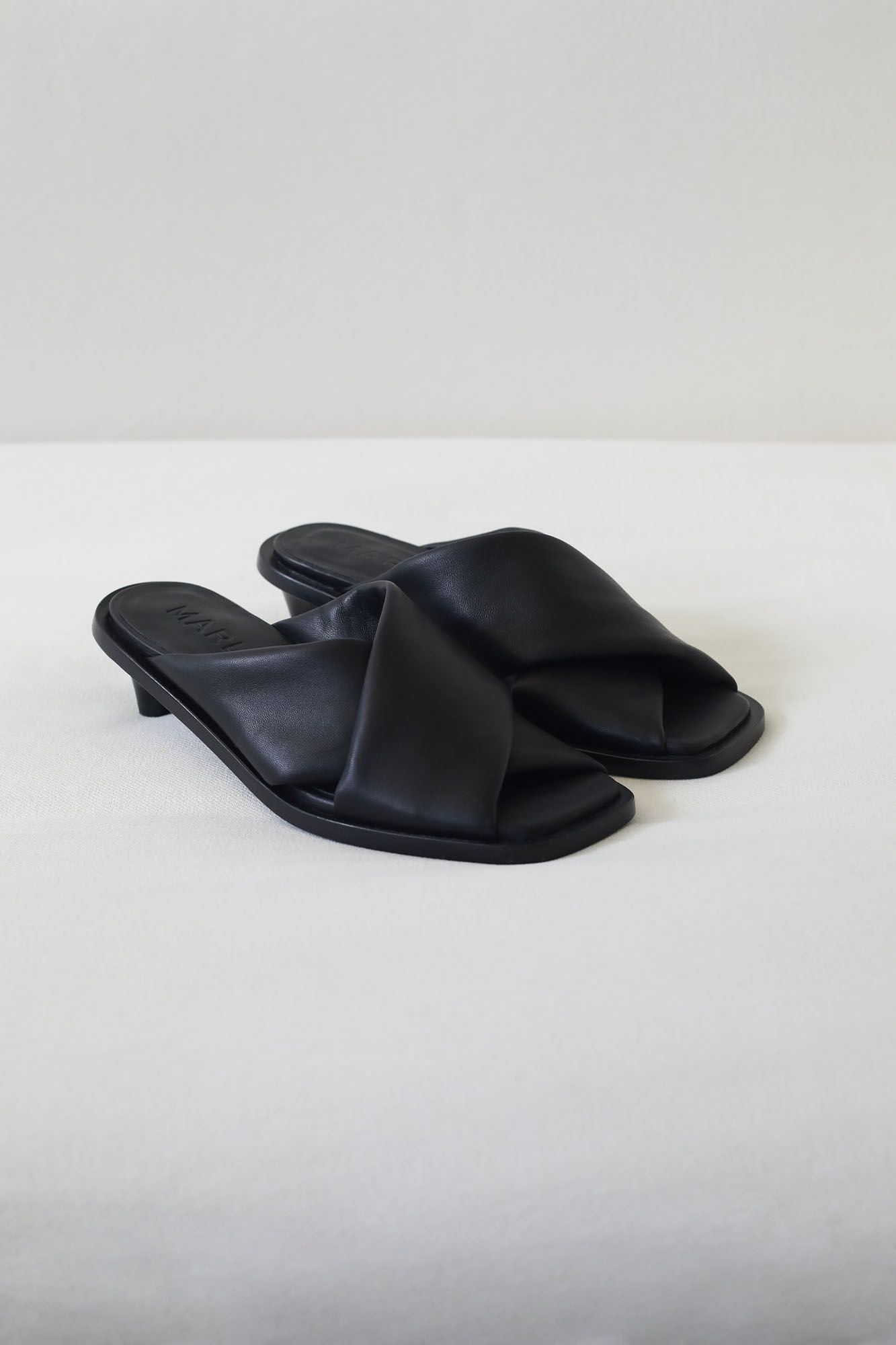 SANDALIA TACÓN NAPPA JILLIE NEGRO CUERO