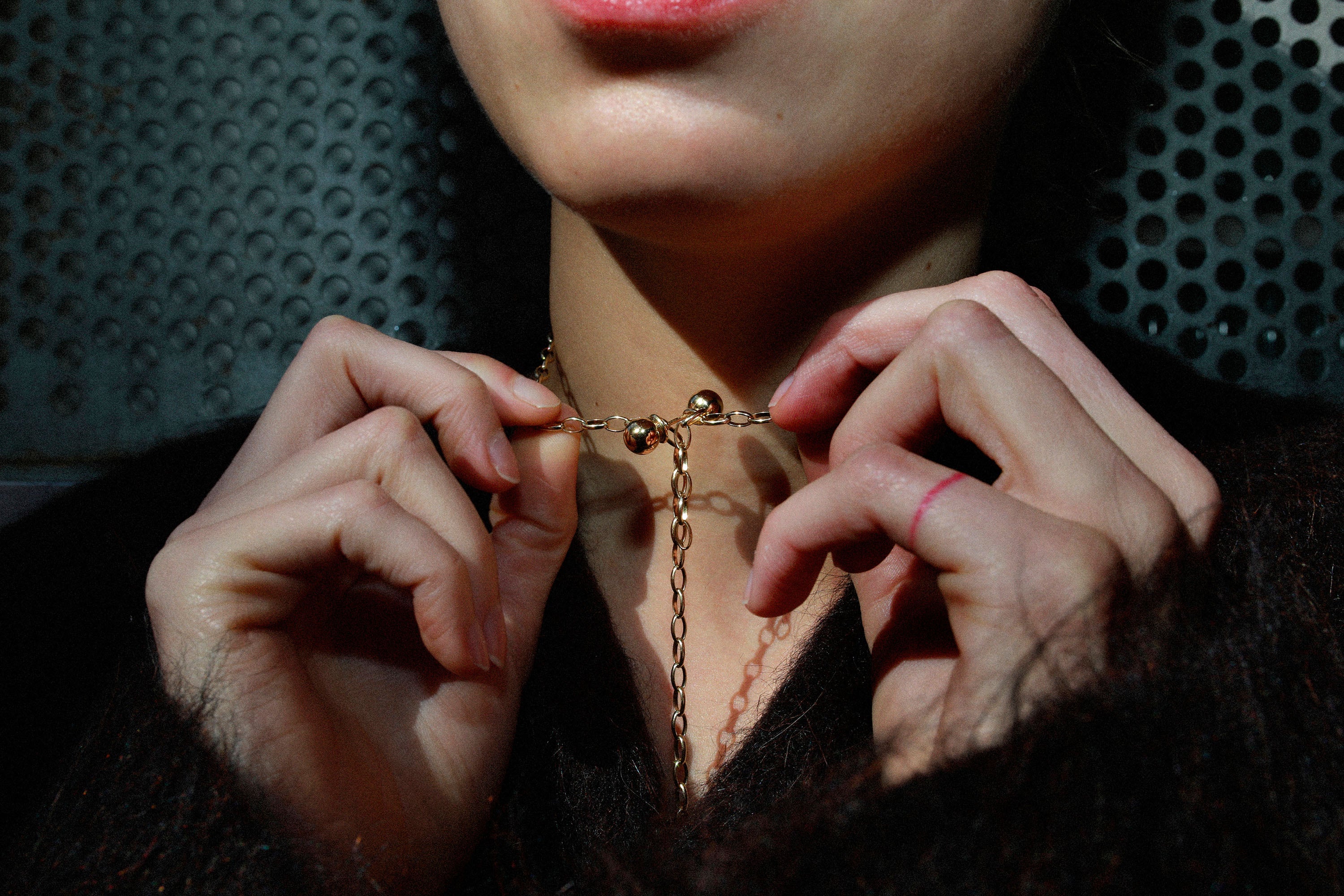 GOLD- PLATED CHAIN EARRING WITH SILVER BALL PIECE C02O P03COcollar-MBP