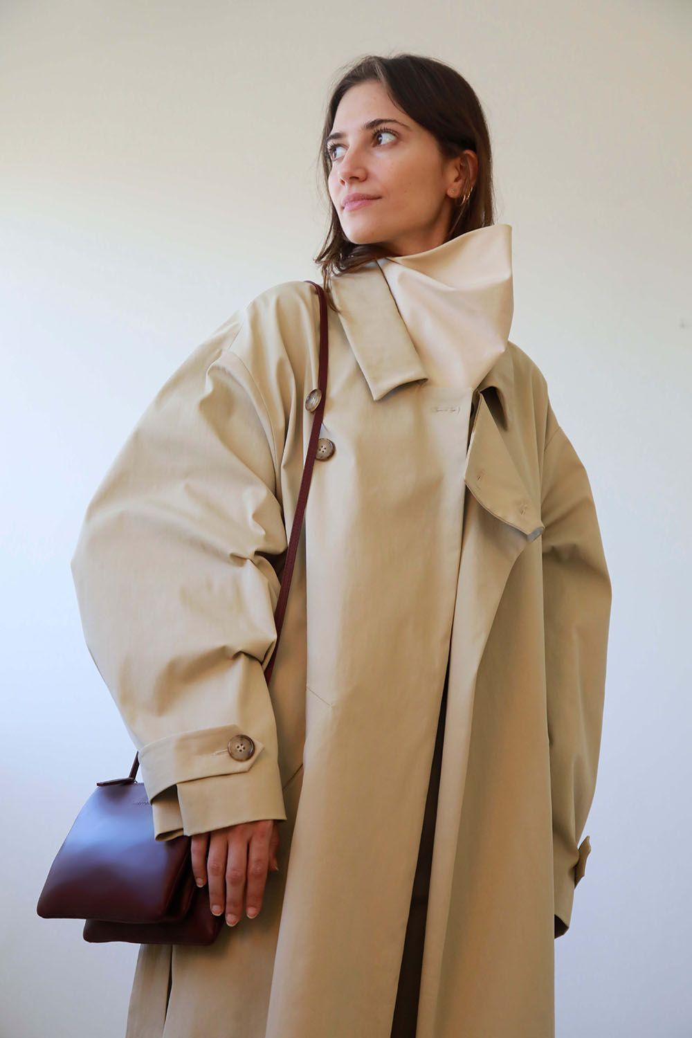 GABARDINA DE ALGODÓN CON SOLAPA ASIMÉTRICA BEIGE