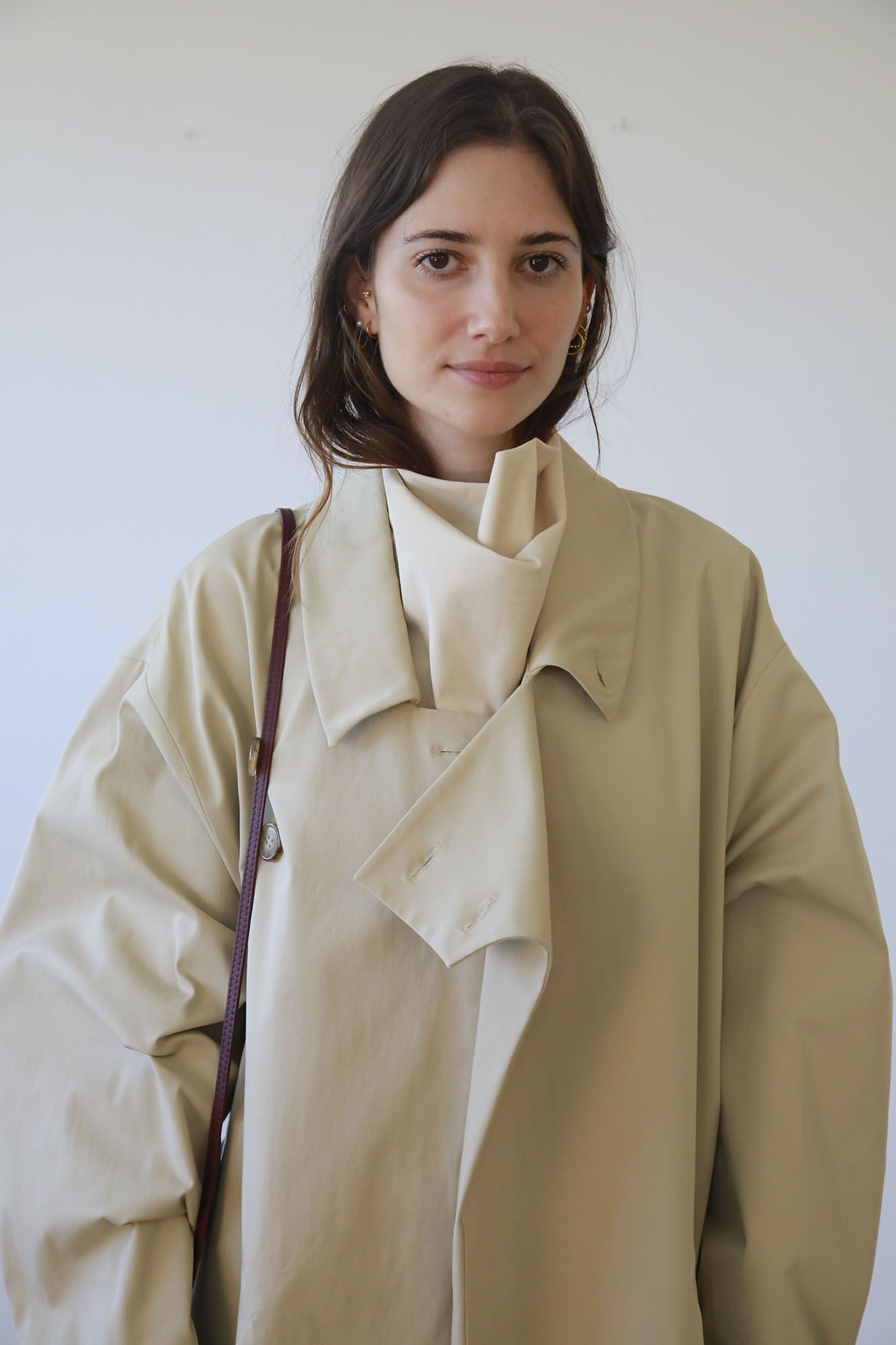 GABARDINA DE ALGODÓN CON SOLAPA ASIMÉTRICA BEIGE
