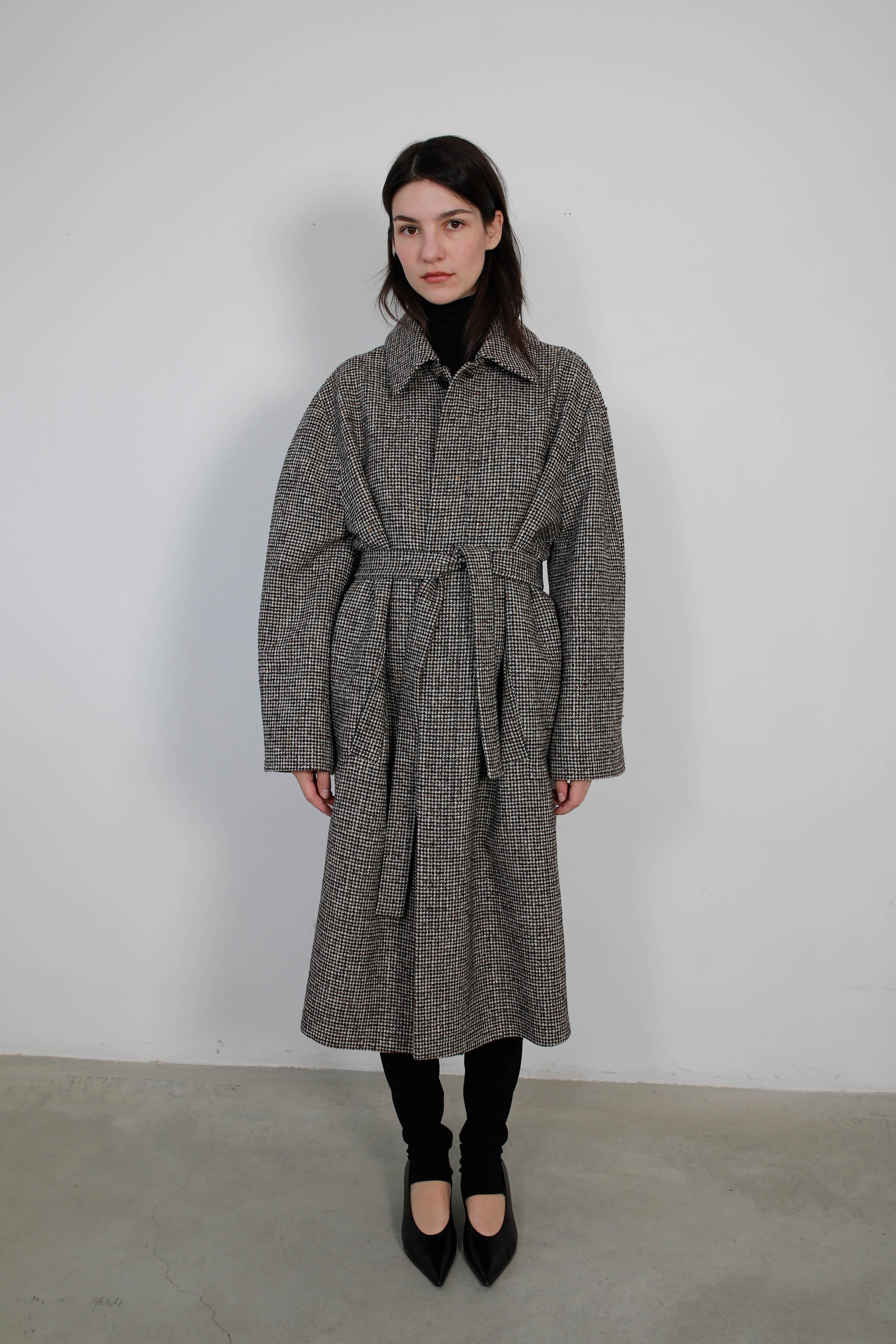 GABARDINA  CON SISAS ASIMÉTRICAS PIE DE PULL