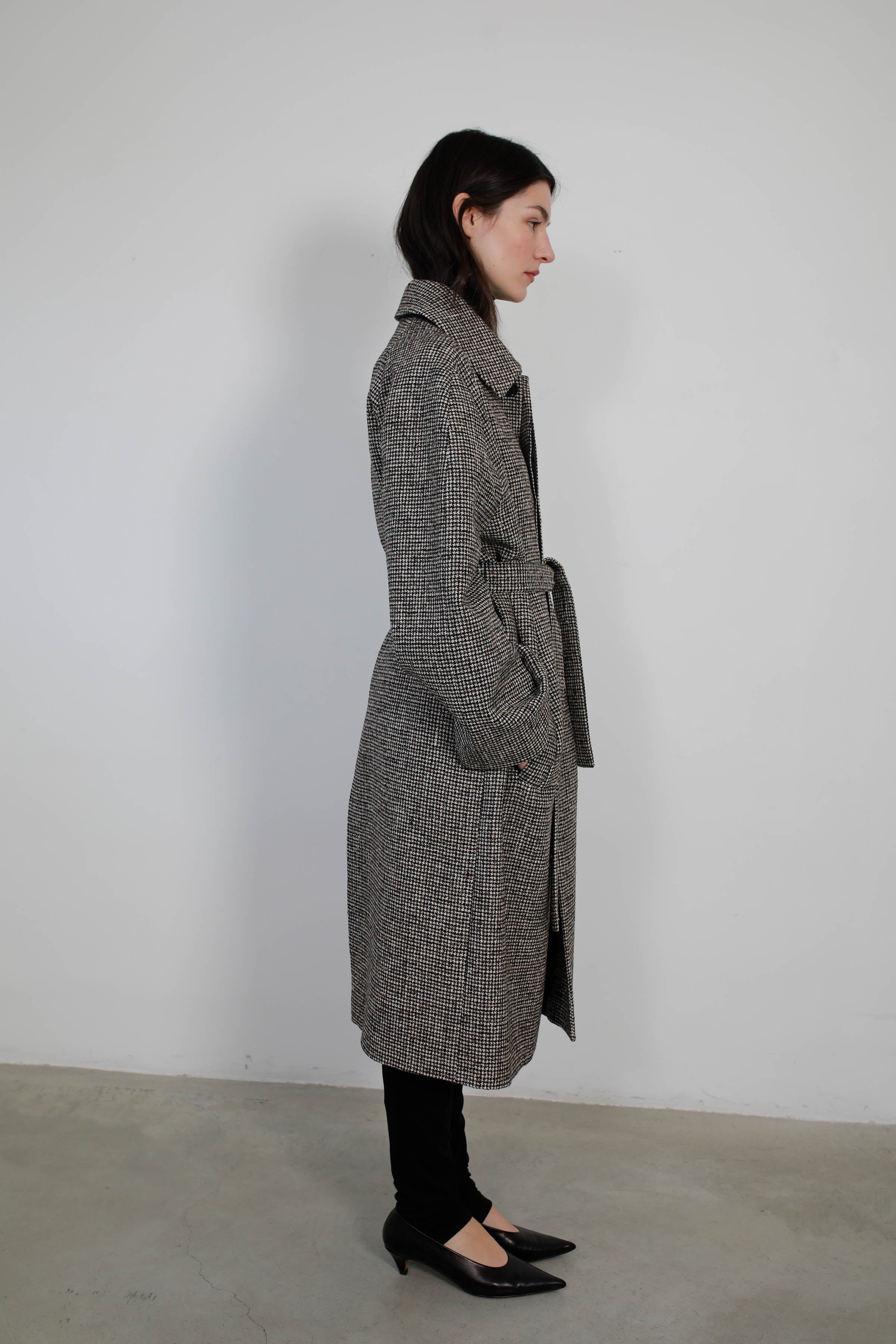 GABARDINA  CON SISAS ASIMÉTRICAS PIE DE PULL