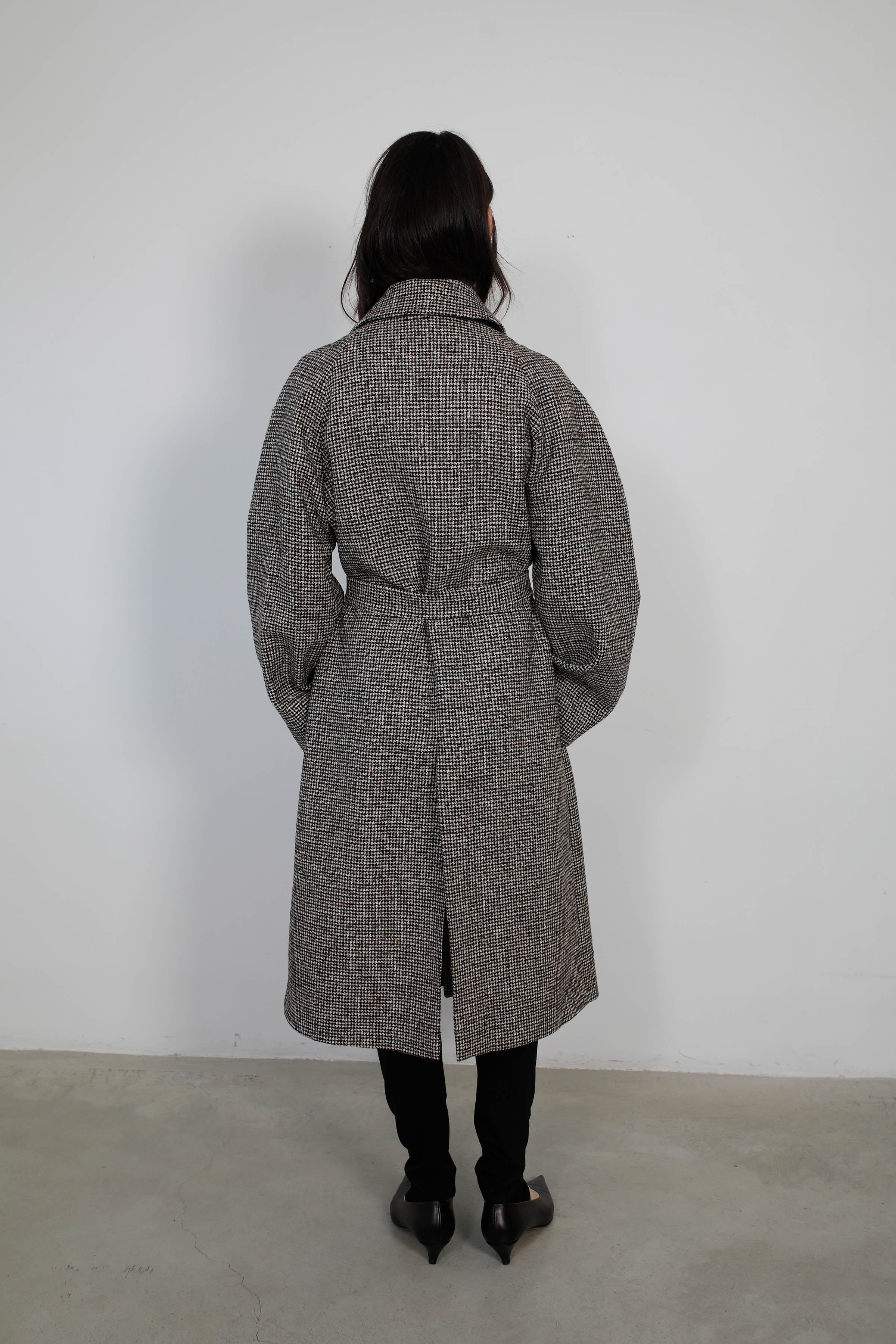 GABARDINA  CON SISAS ASIMÉTRICAS PIE DE PULL