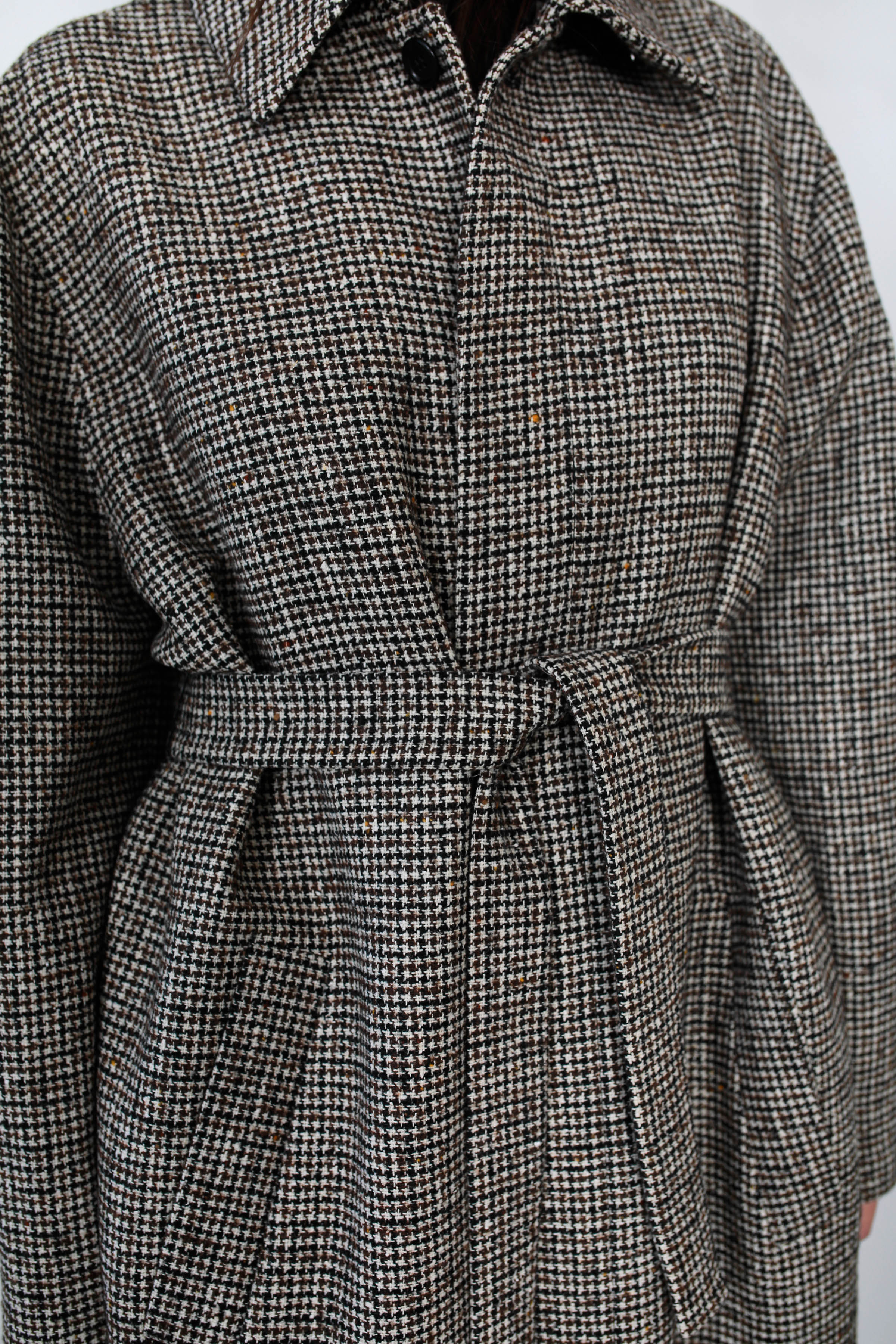 GABARDINA  CON SISAS ASIMÉTRICAS PIE DE PULL