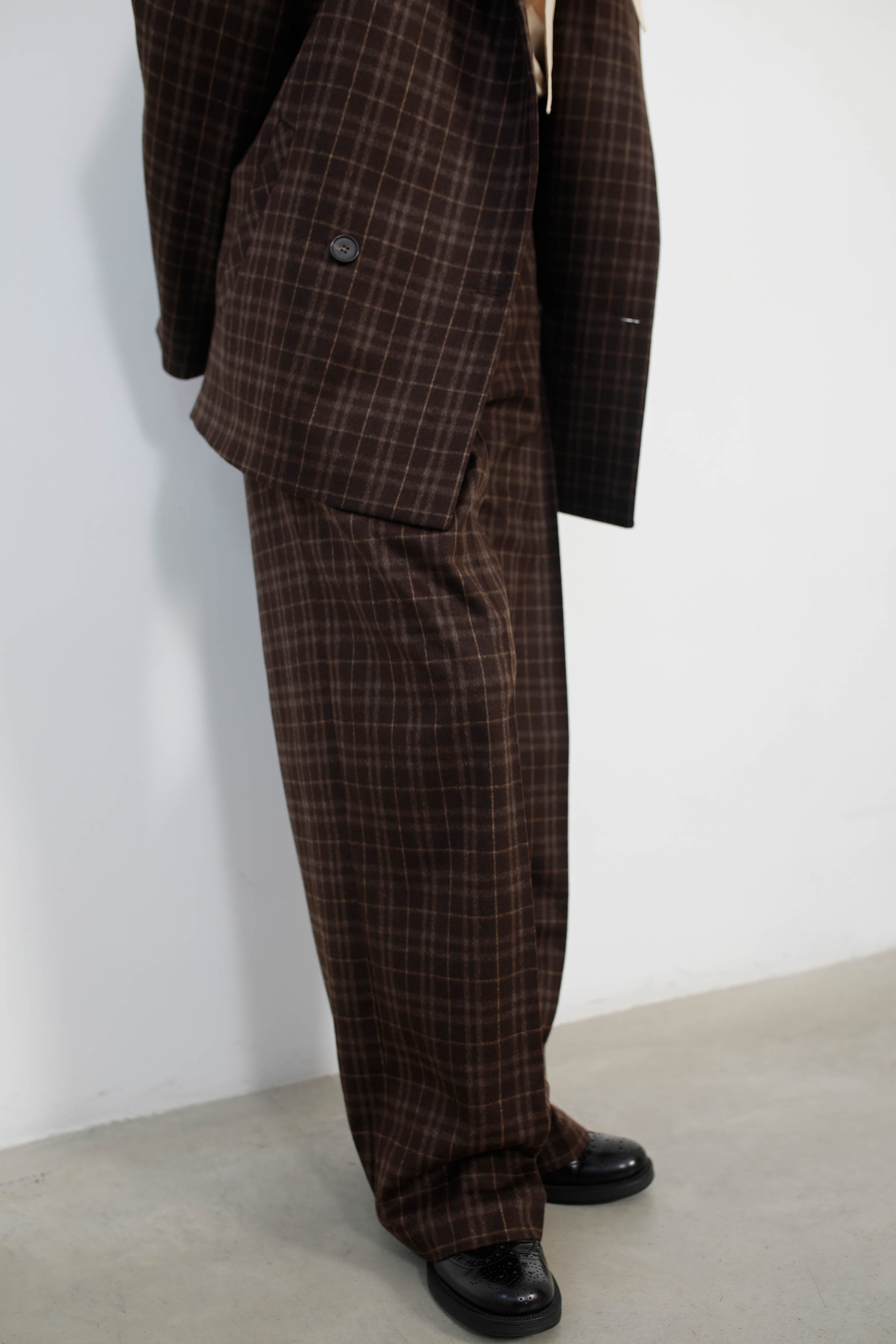 Wide-leg plaid pants with a high waist and a belt loop