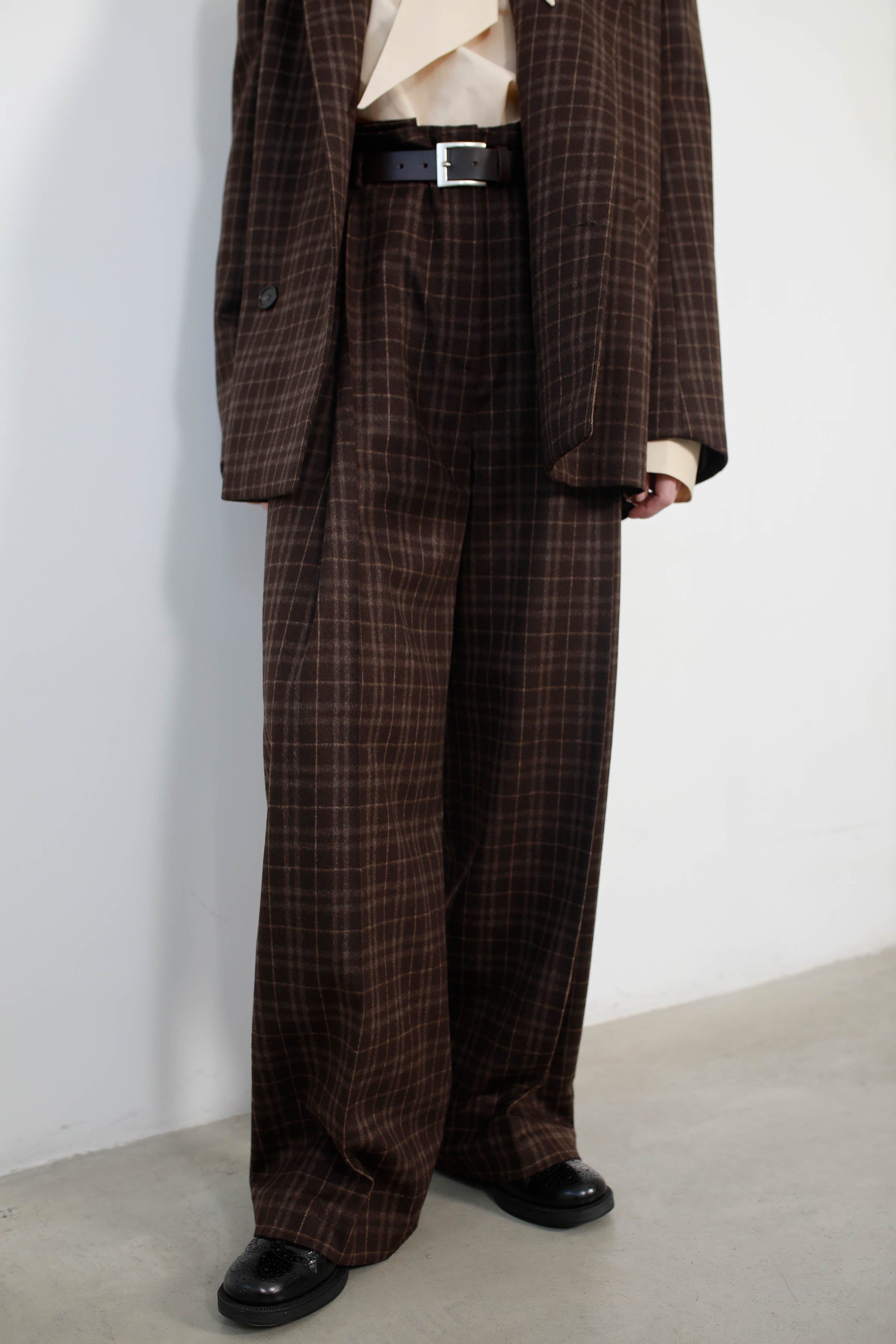 Wide-leg plaid pants with a high waist and a belt loop