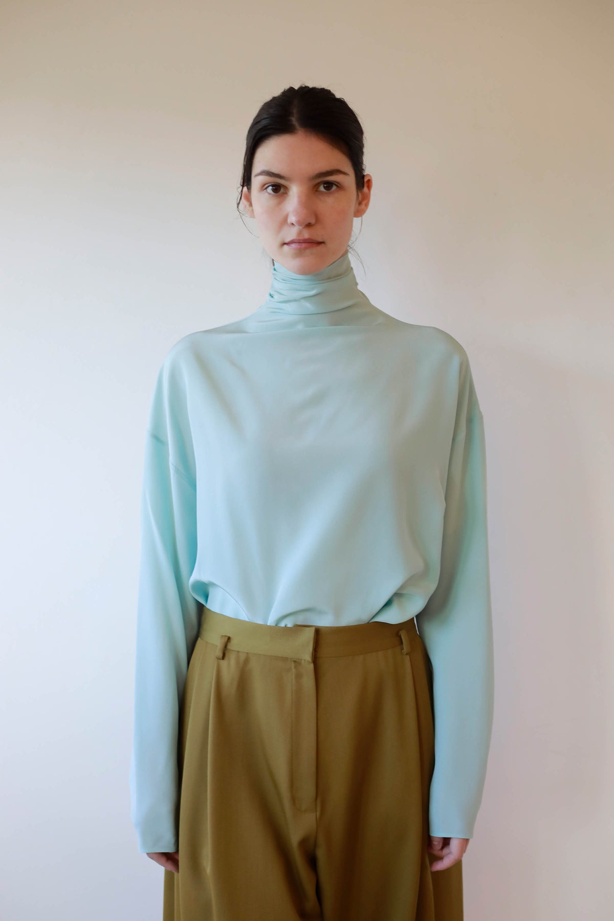 BLUSA DE SEDACUELLO ALTO FRUNCIDO EN ESPALDA CON CREMALLERA