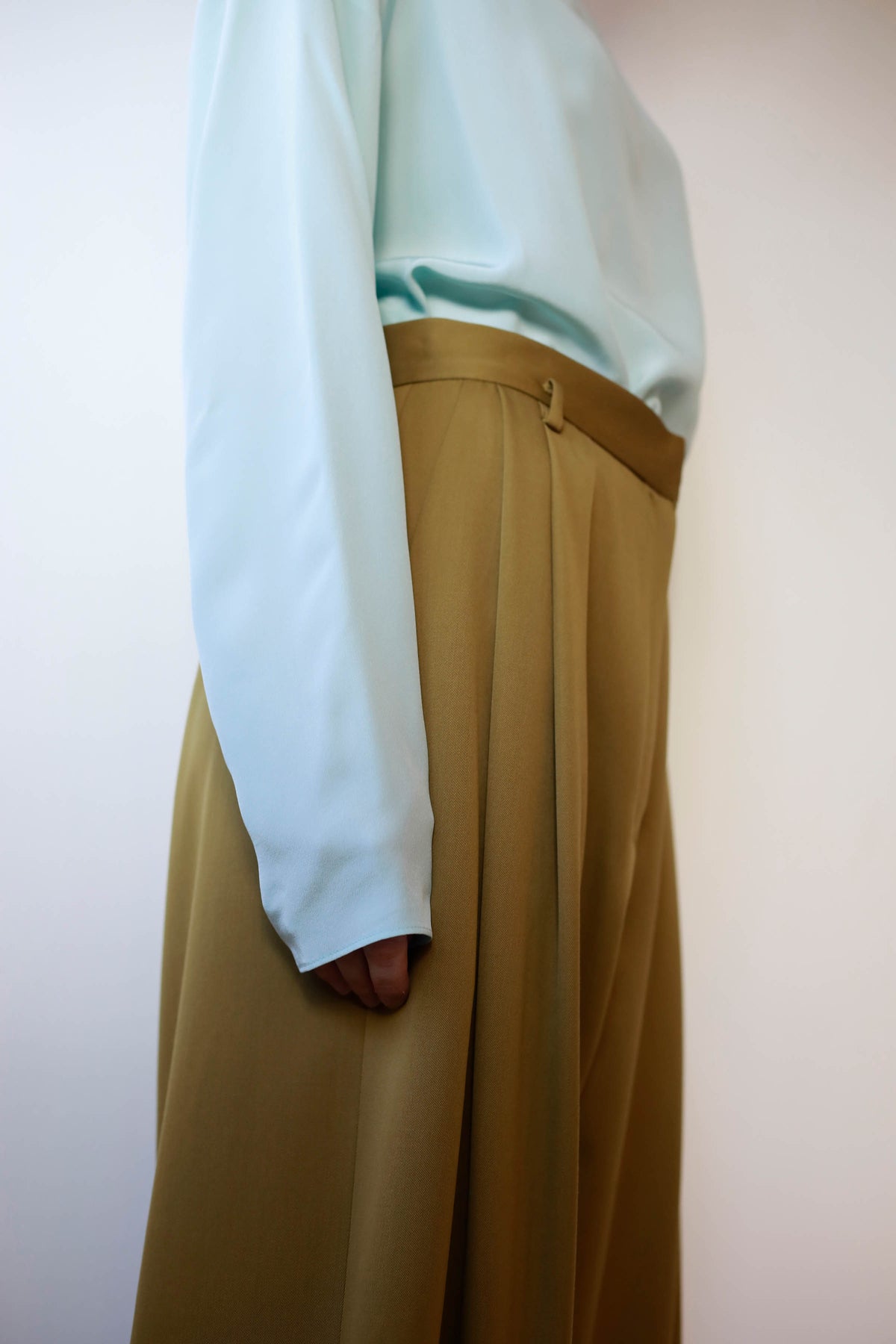 BLUSA DE SEDACUELLO ALTO FRUNCIDO EN ESPALDA CON CREMALLERA