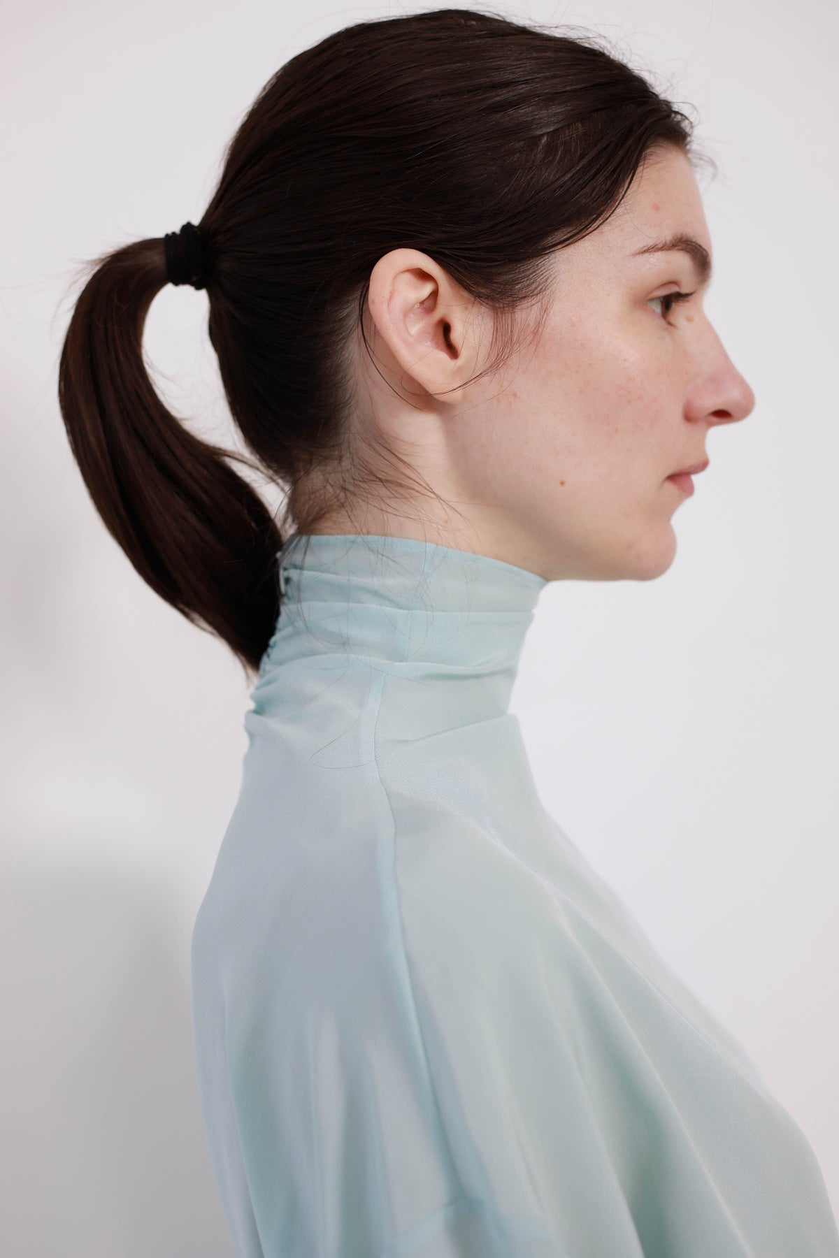 BLUSA DE SEDACUELLO ALTO FRUNCIDO EN ESPALDA CON CREMALLERA