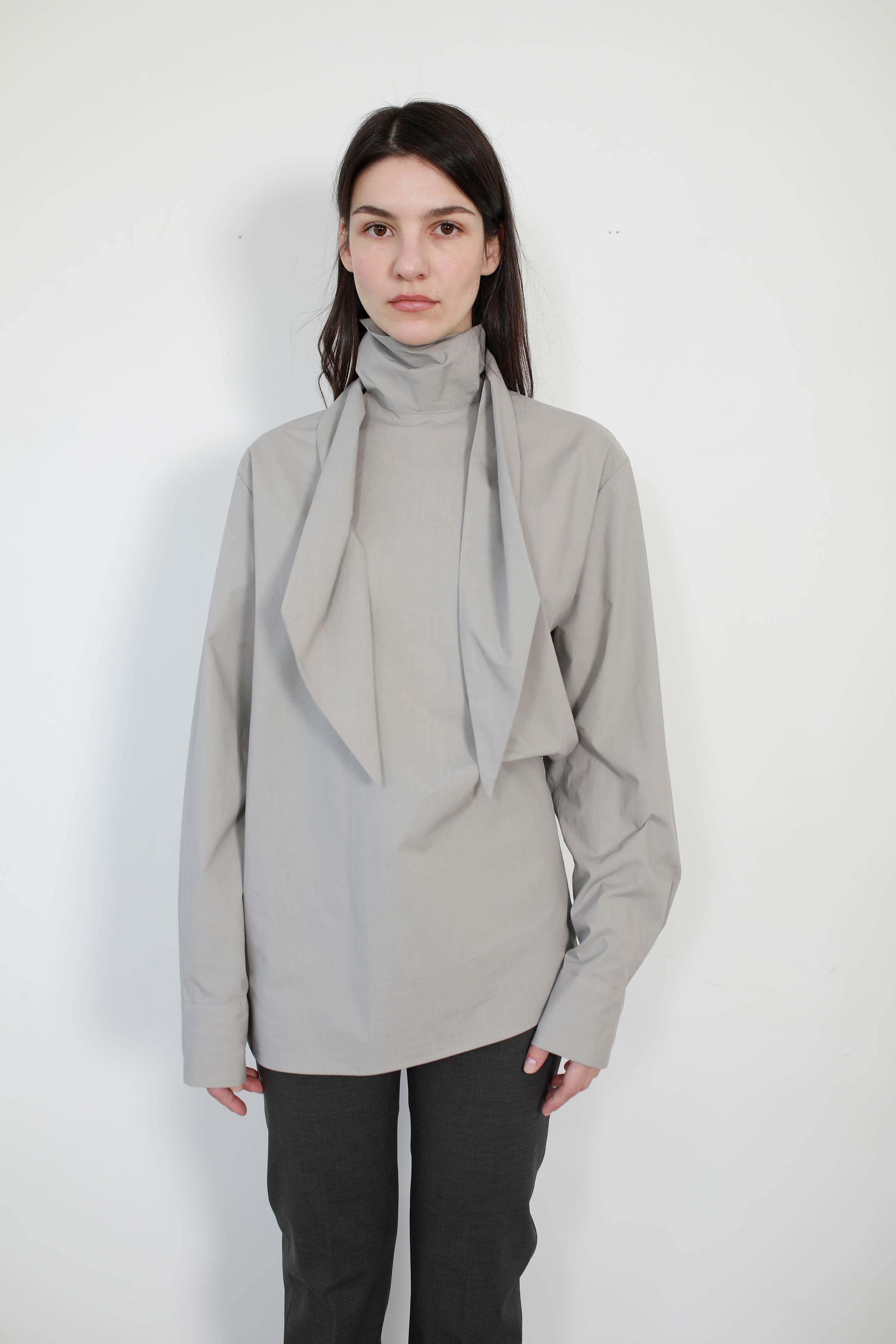 BLUSA VERSATIL CON LAZO ALGODÓN GREY
