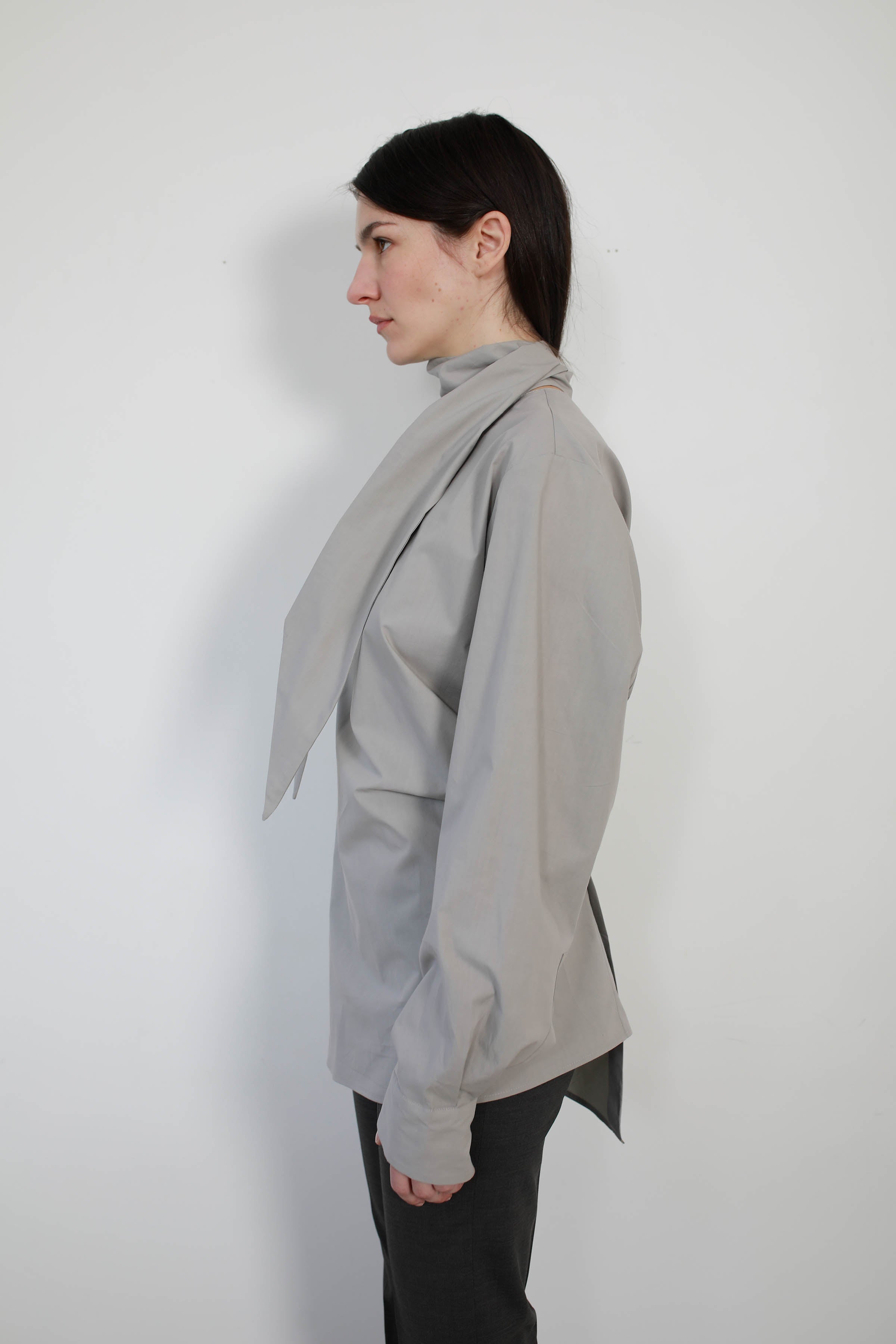 BLUSA VERSATIL CON LAZO ALGODÓN GREY