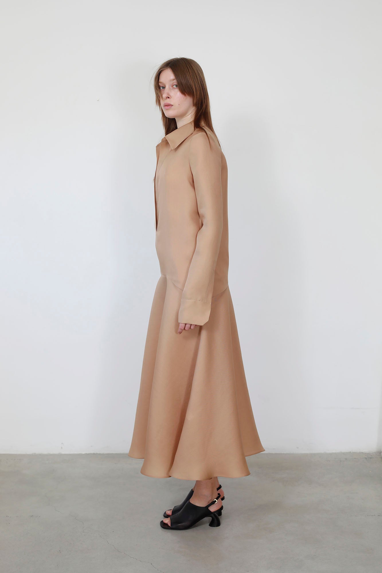 VESTIDO CAMISERO DE TALLE BAJO GAZAR SEDA NUDE