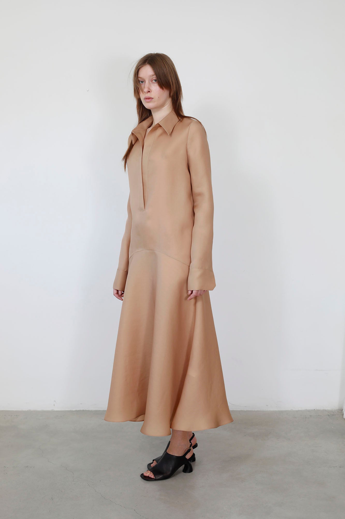 VESTIDO CAMISERO DE TALLE BAJO GAZAR SEDA NUDE