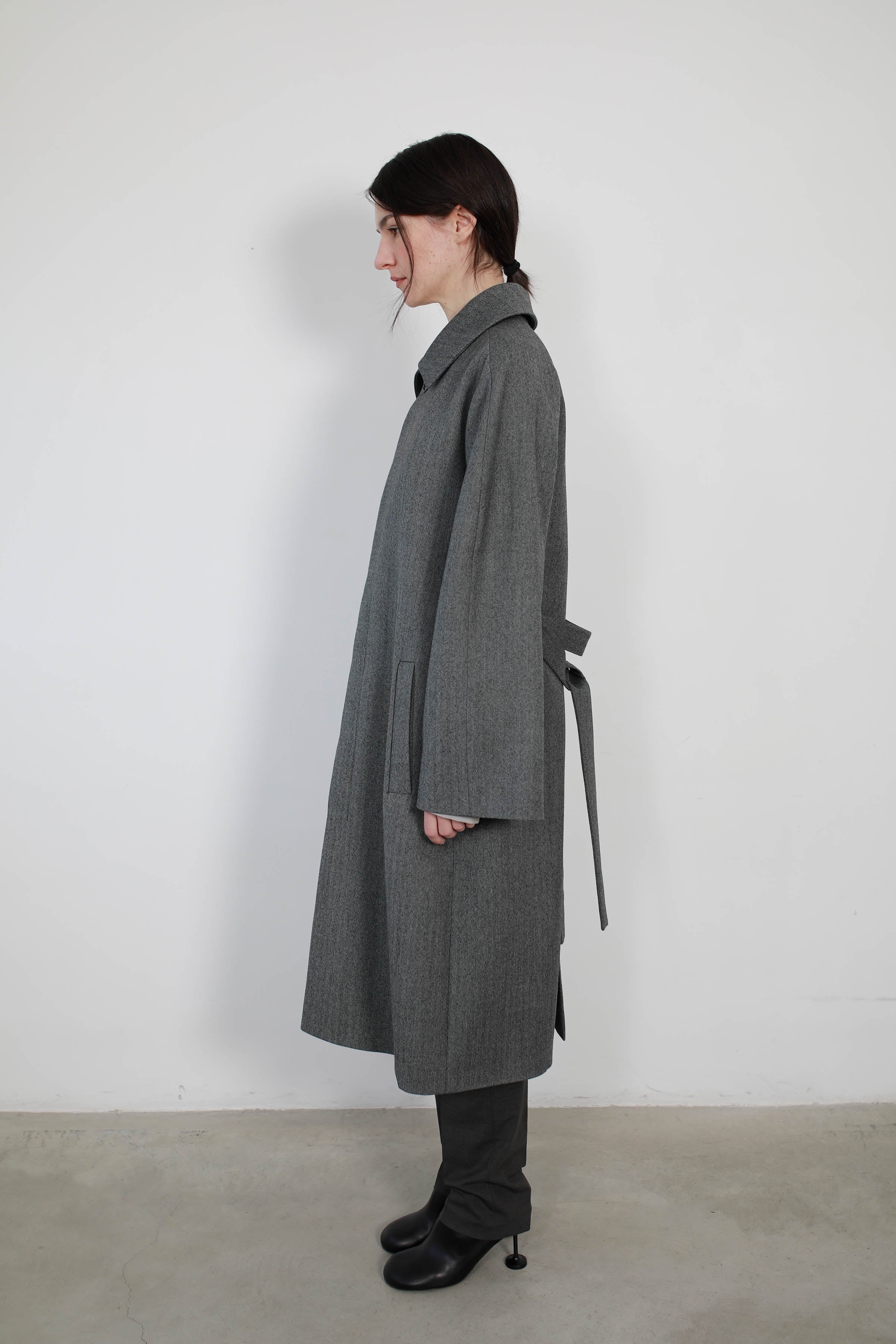 GABARDINA  CON SISAS ASIMÉTRICAS EN LANA GRIS