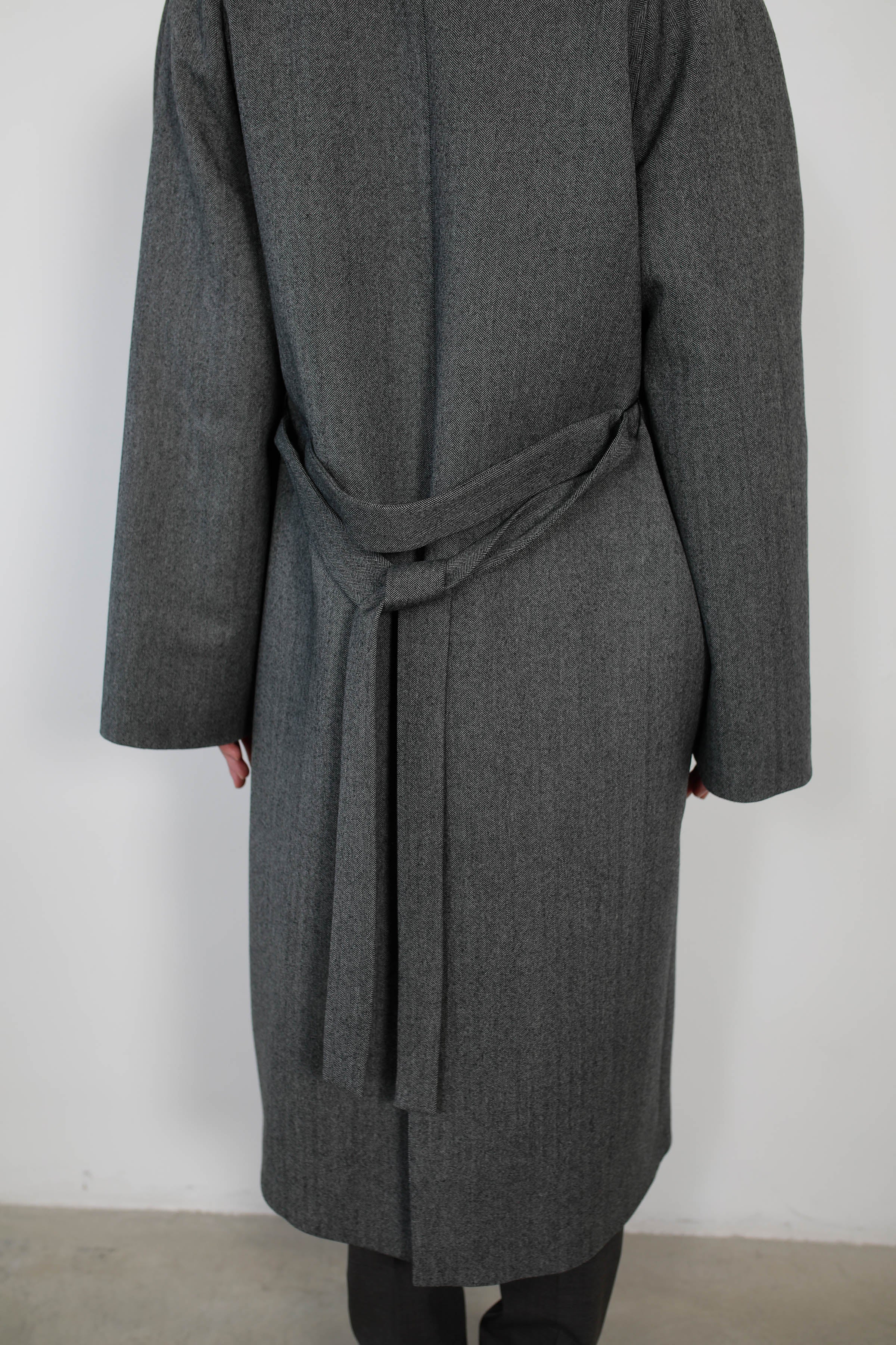 GABARDINA  CON SISAS ASIMÉTRICAS EN LANA GRIS