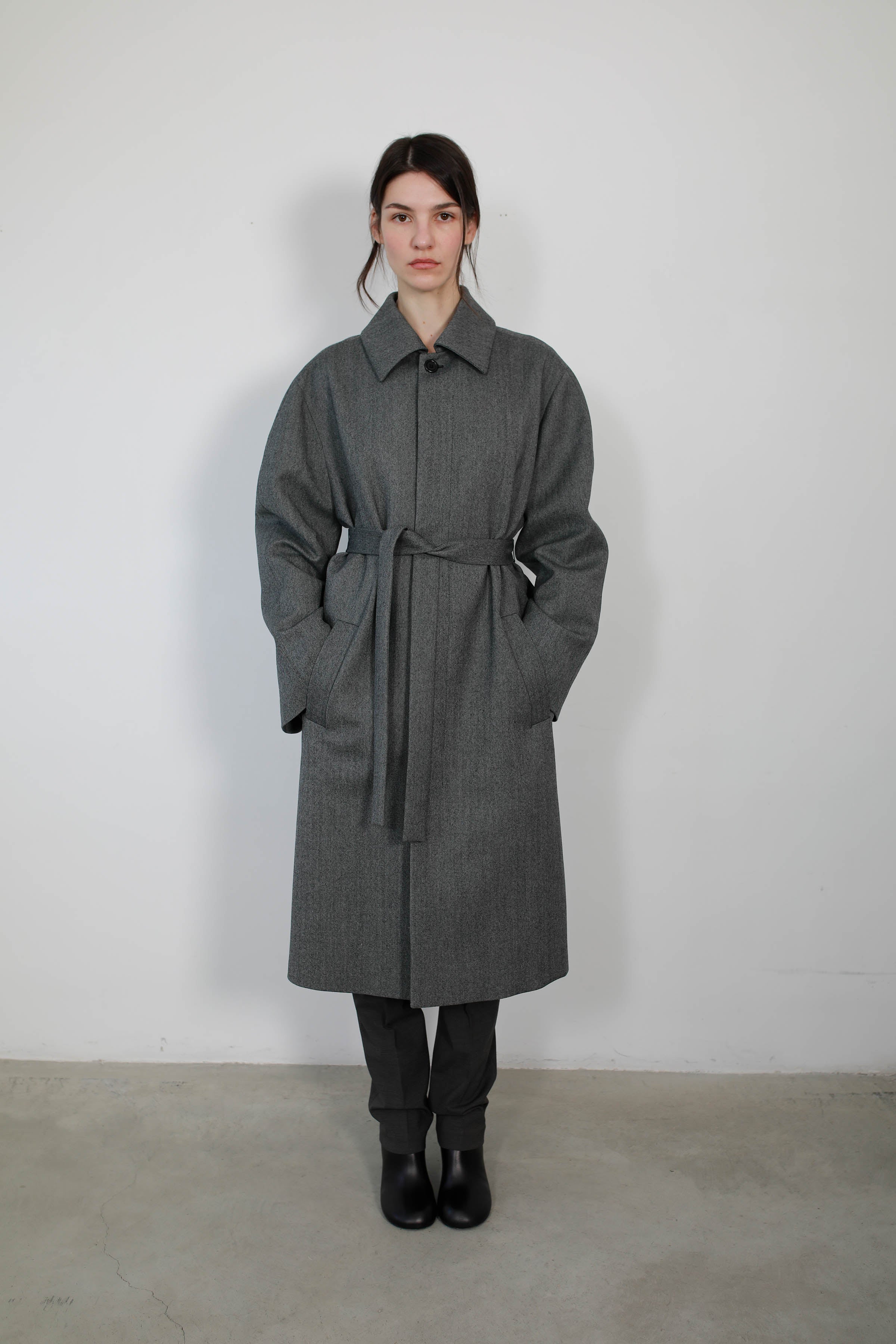 GABARDINA  CON SISAS ASIMÉTRICAS EN LANA GRIS