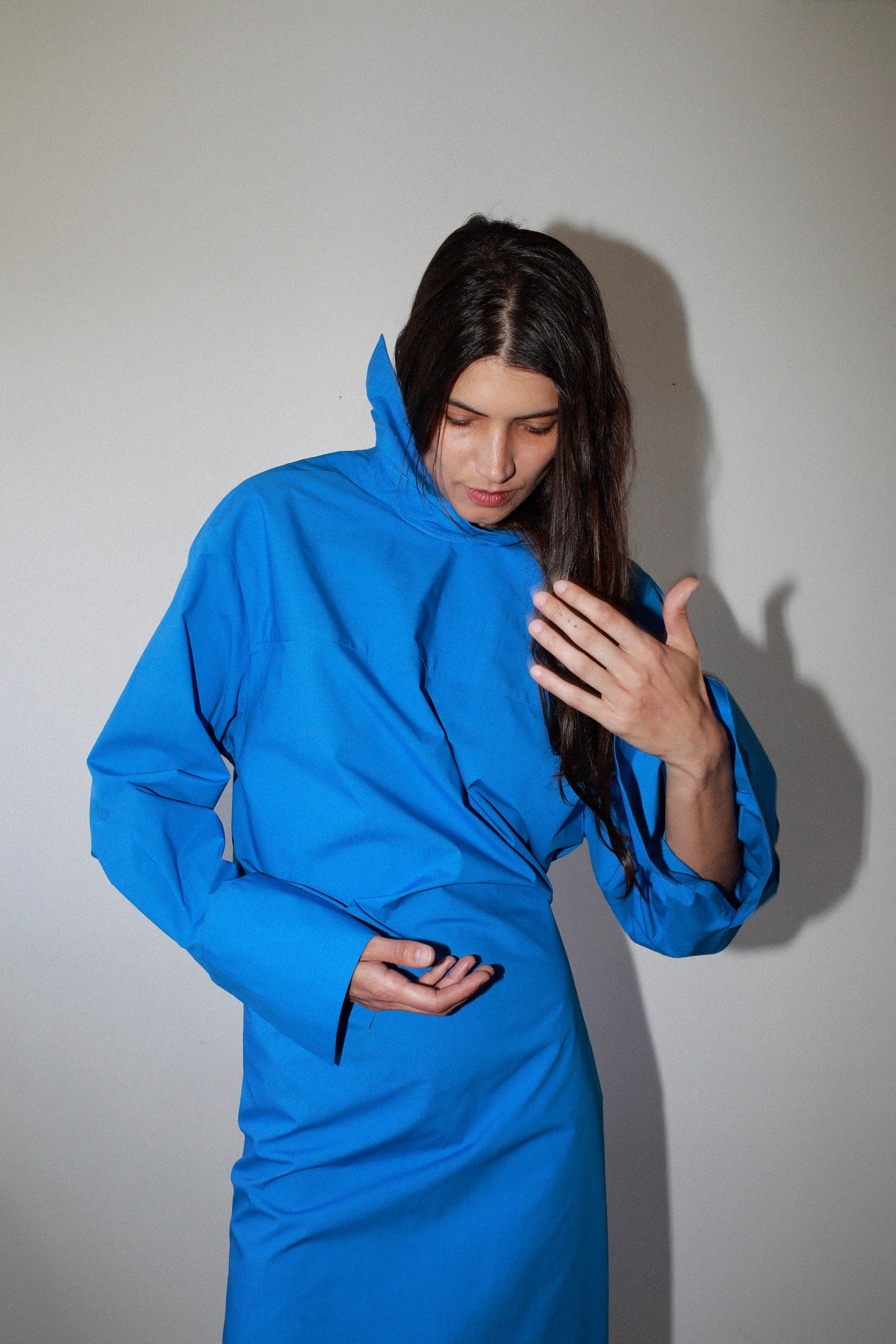 SHIRT DRESS WITH BACK NECKLINE in sky blue poplin