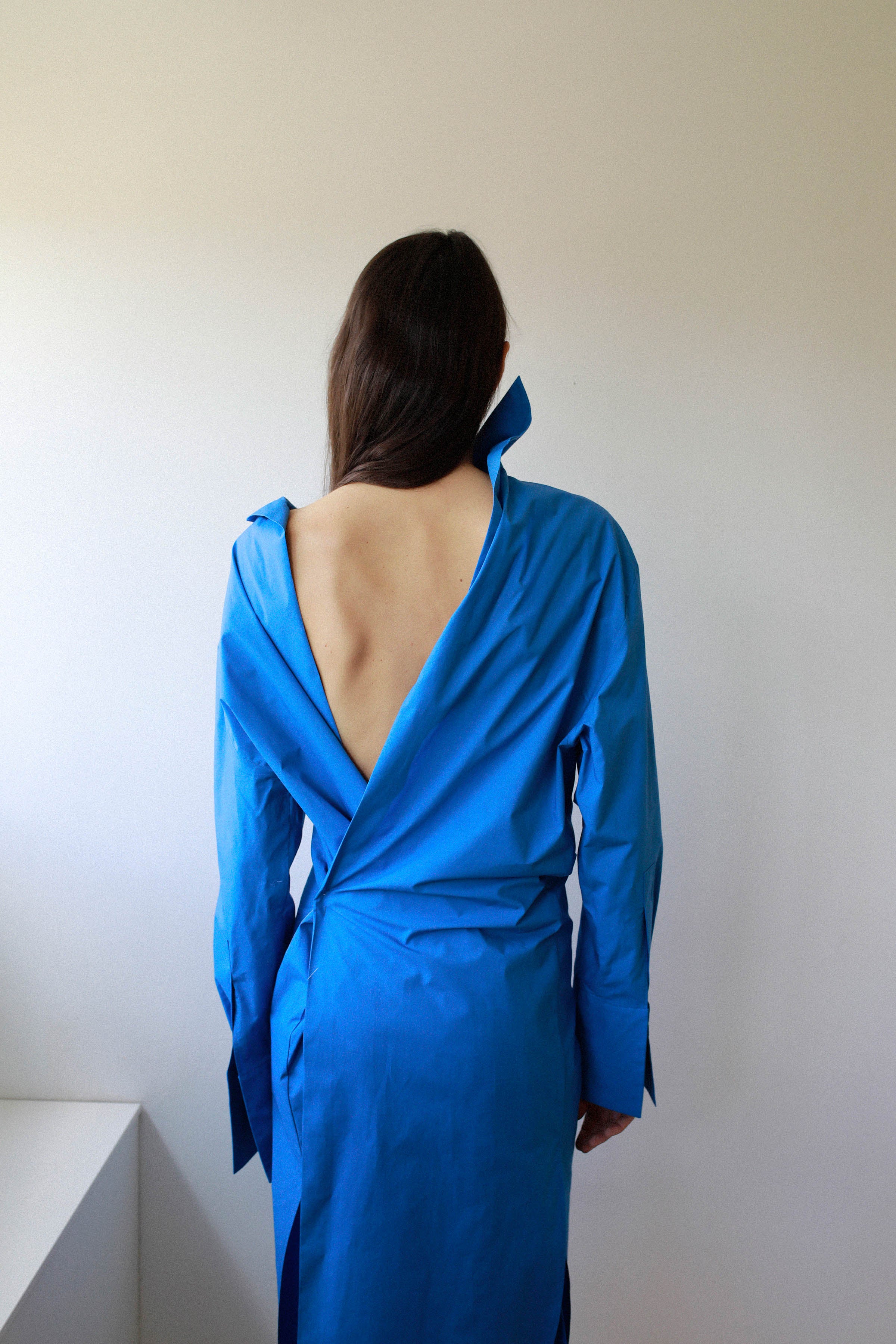 SHIRT DRESS WITH BACK NECKLINE in sky blue poplin