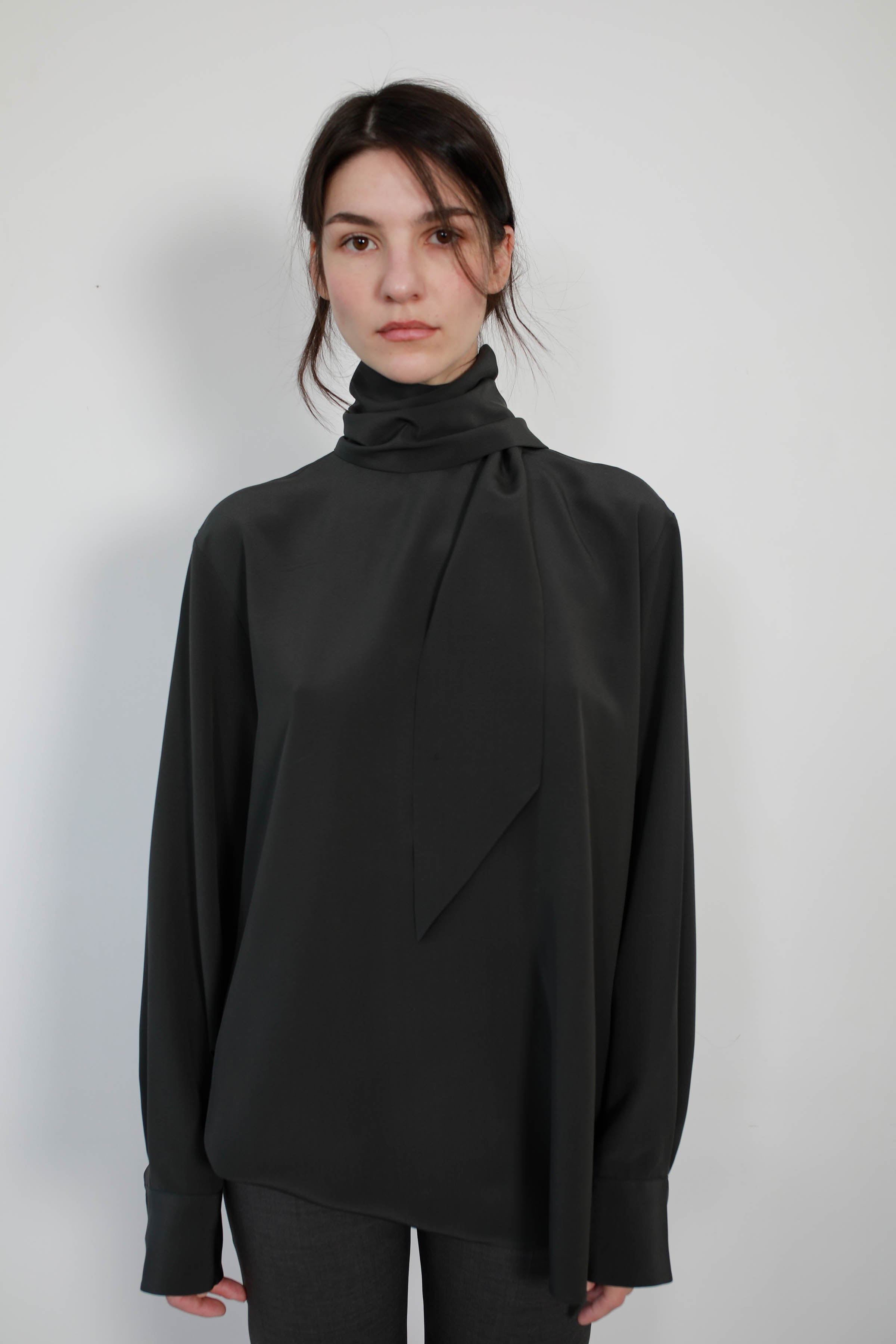 BLUSA VERSATIL CON LAZO SEDA DARK GREY