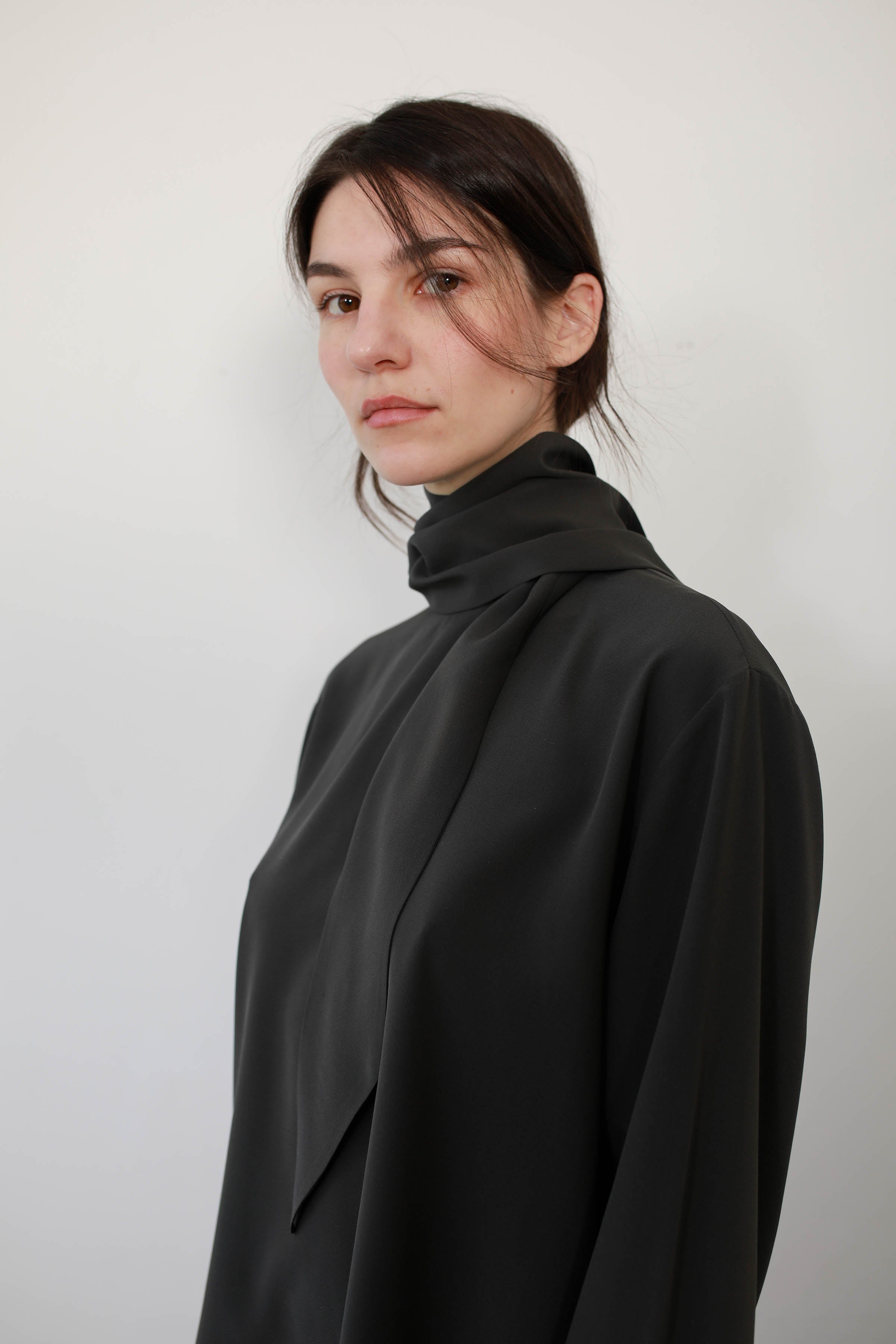 BLUSA VERSATIL CON LAZO SEDA DARK GREY