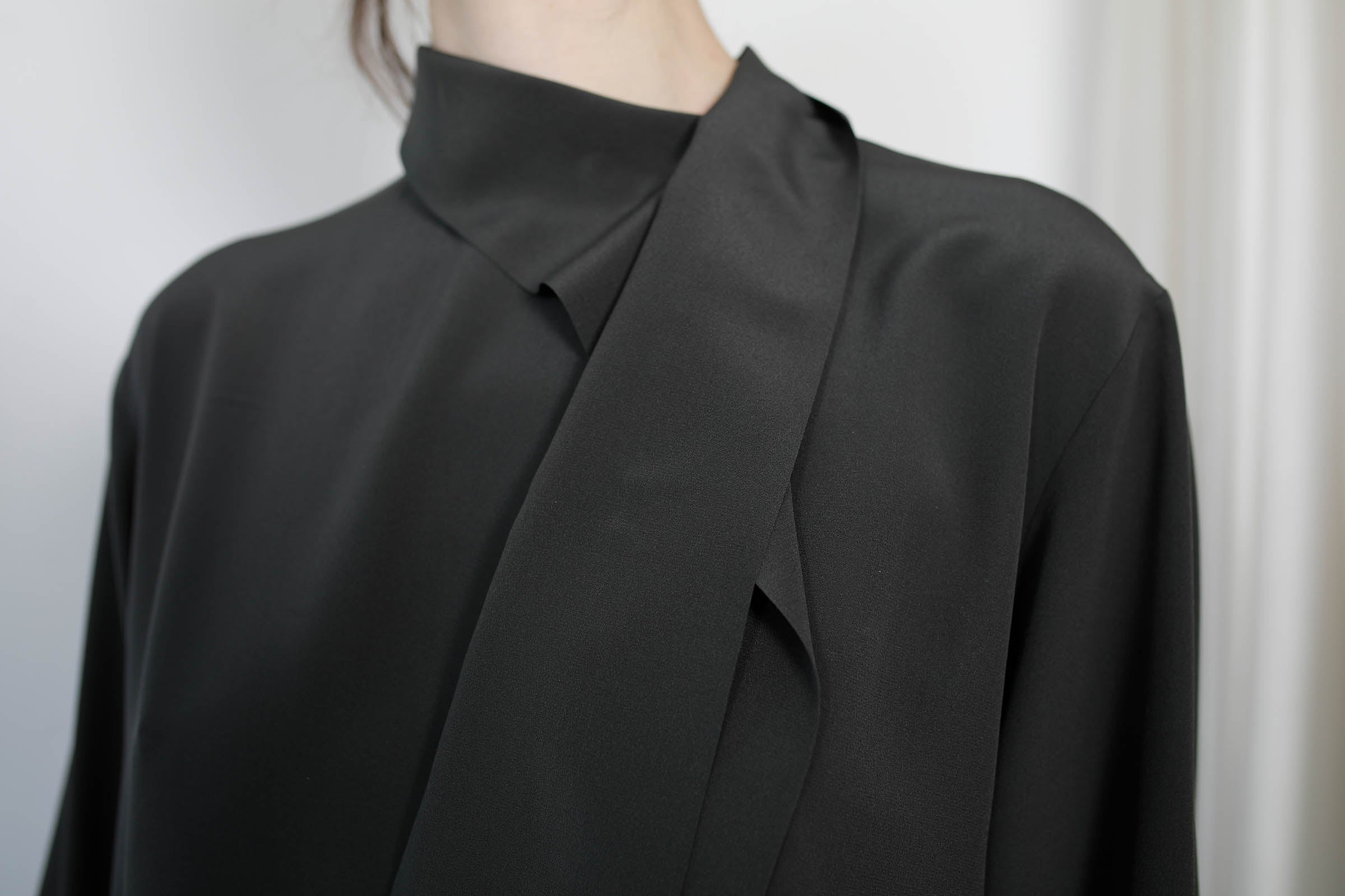 BLUSA VERSATIL CON LAZO SEDA DARK GREY