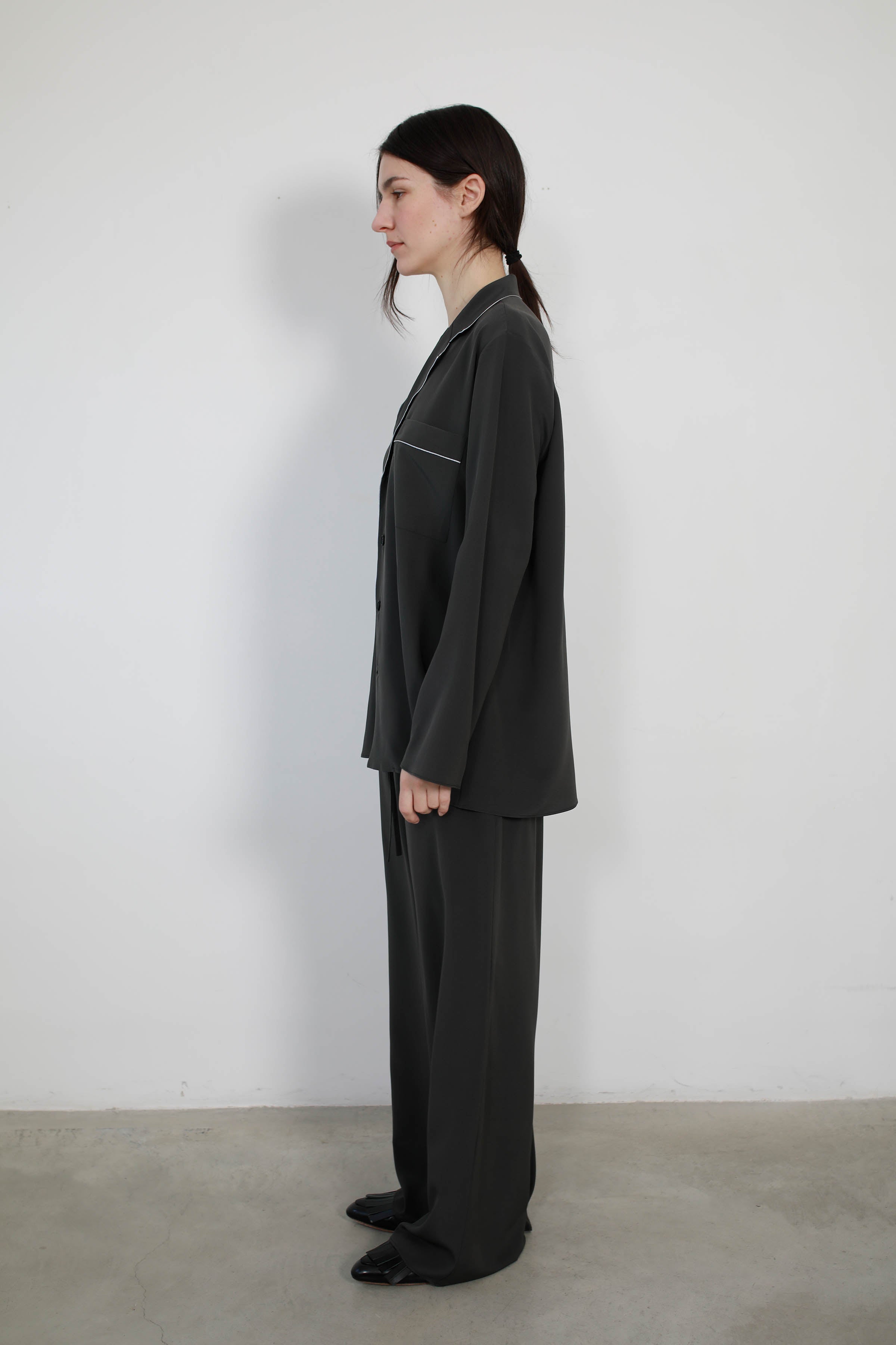 BLUSA DE SEDA RIBETEADA DARK GREY