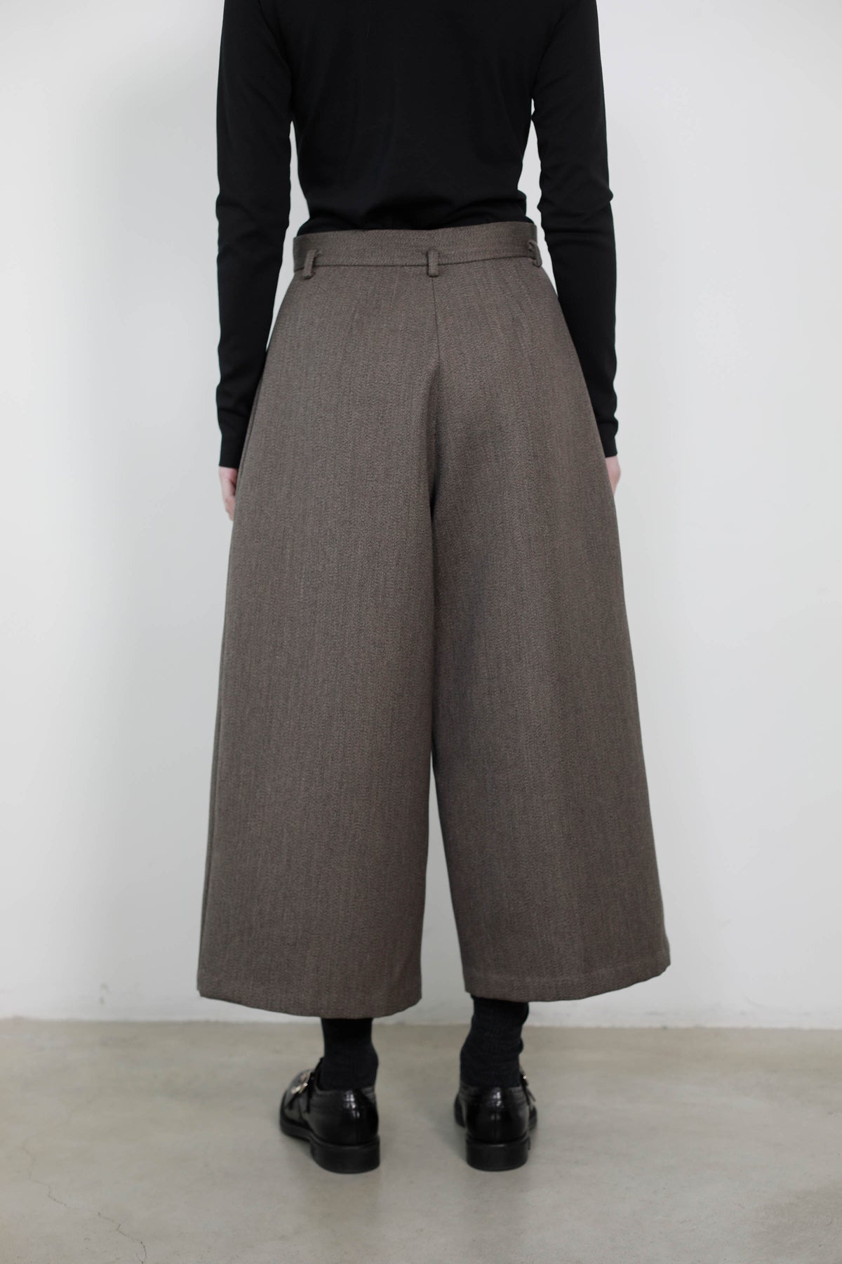 FALDA PANTALON AMPLIA CON PINZAS