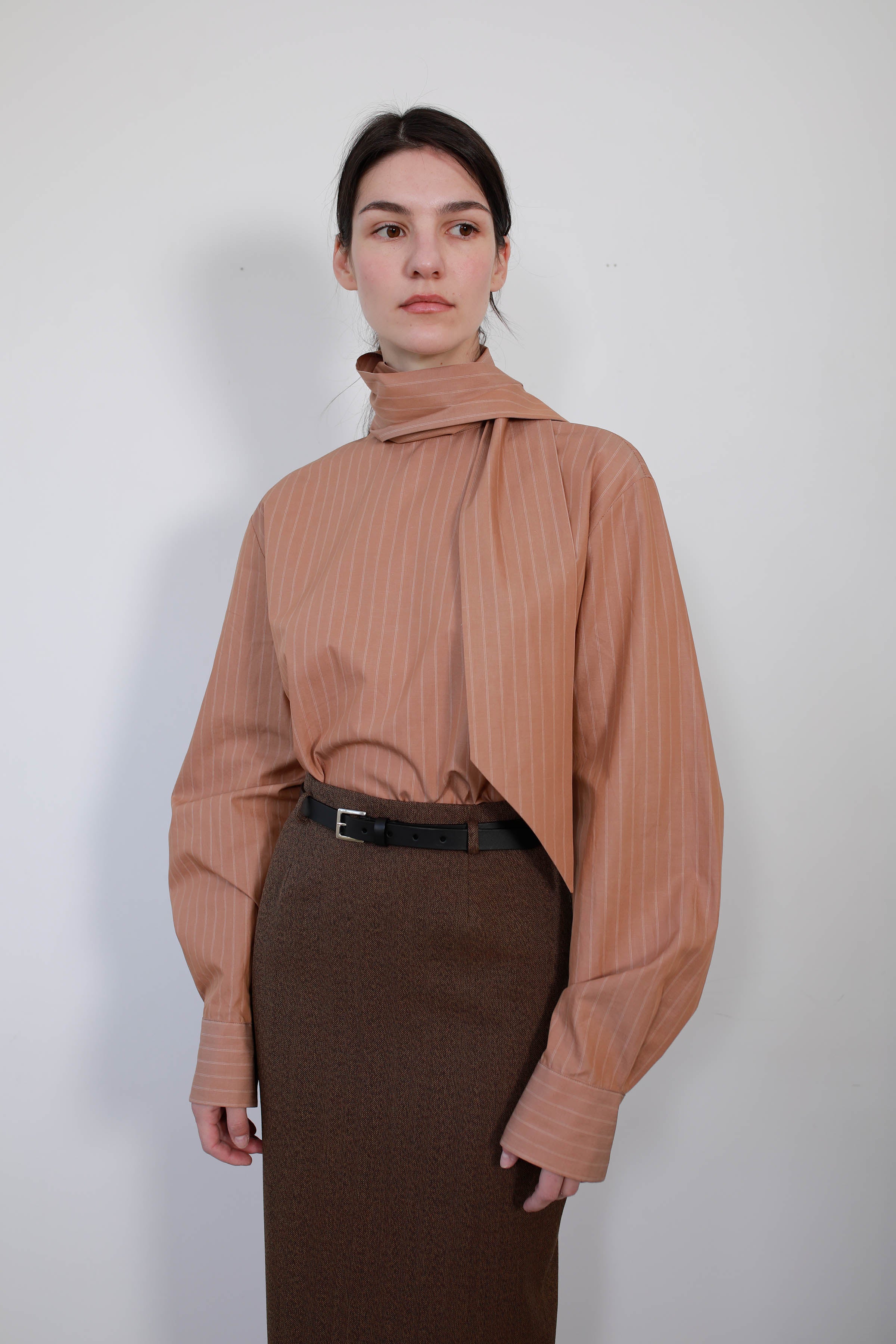 BLUSA VERSATIL CON LAZO ALGODÓN RAYAS NUT