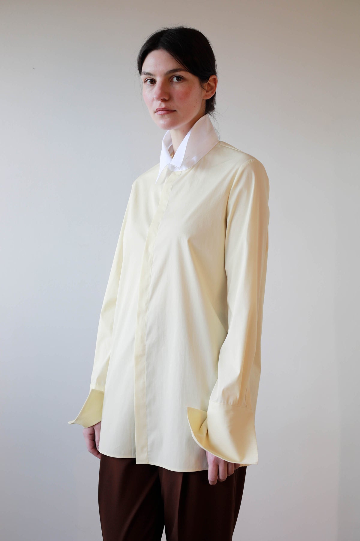 CAMISA CON CUELLO DESMONTABLE Y PUÑO DOBLE