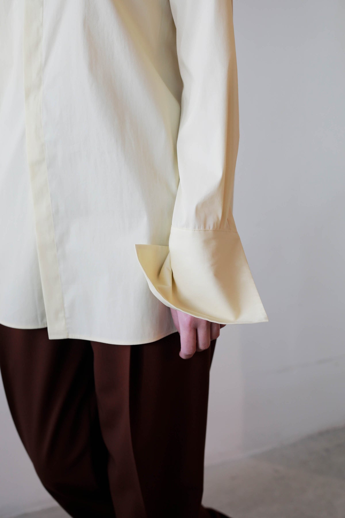 CAMISA CON CUELLO DESMONTABLE Y PUÑO DOBLE