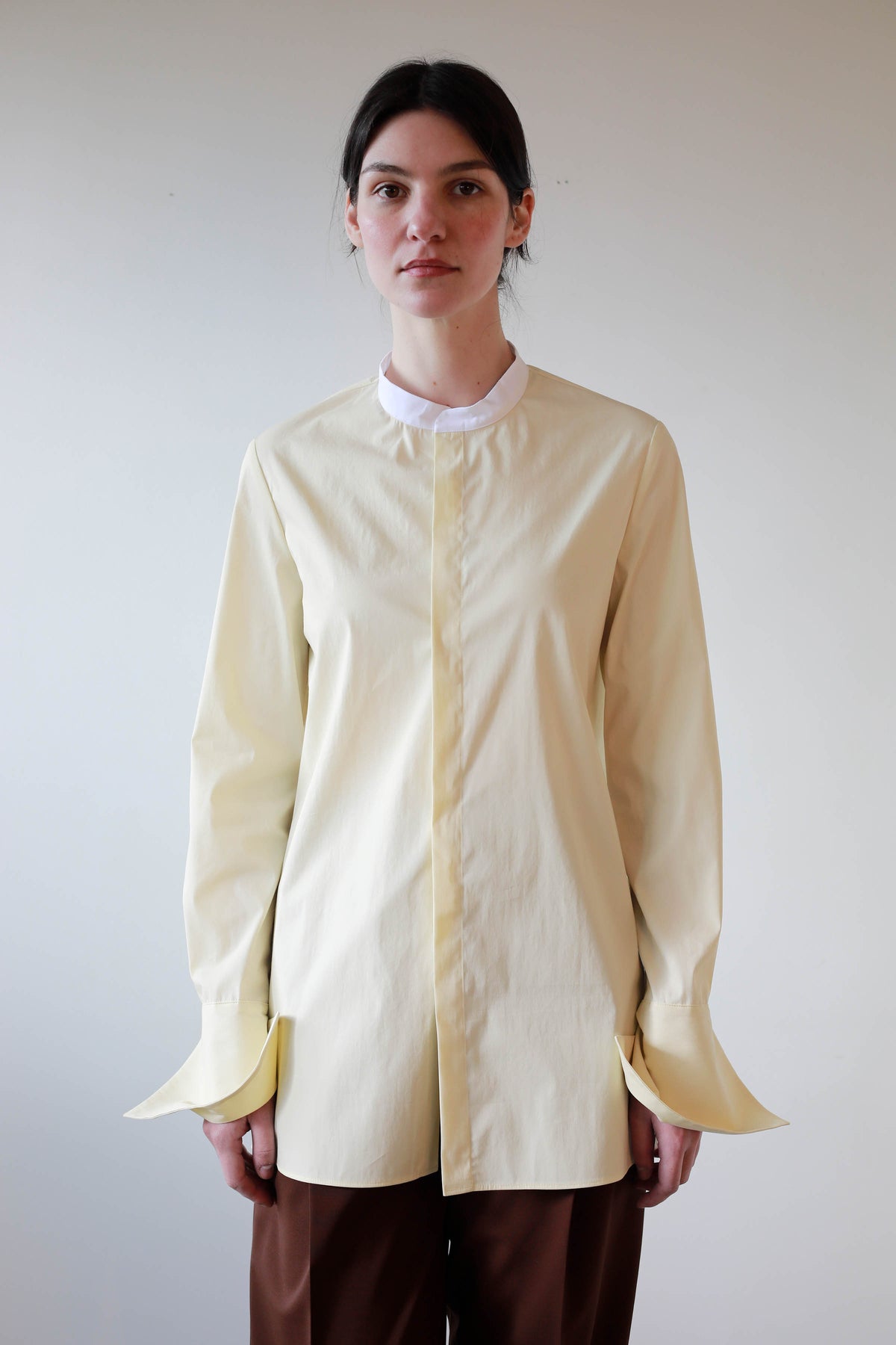 CAMISA CON CUELLO DESMONTABLE Y PUÑO DOBLE
