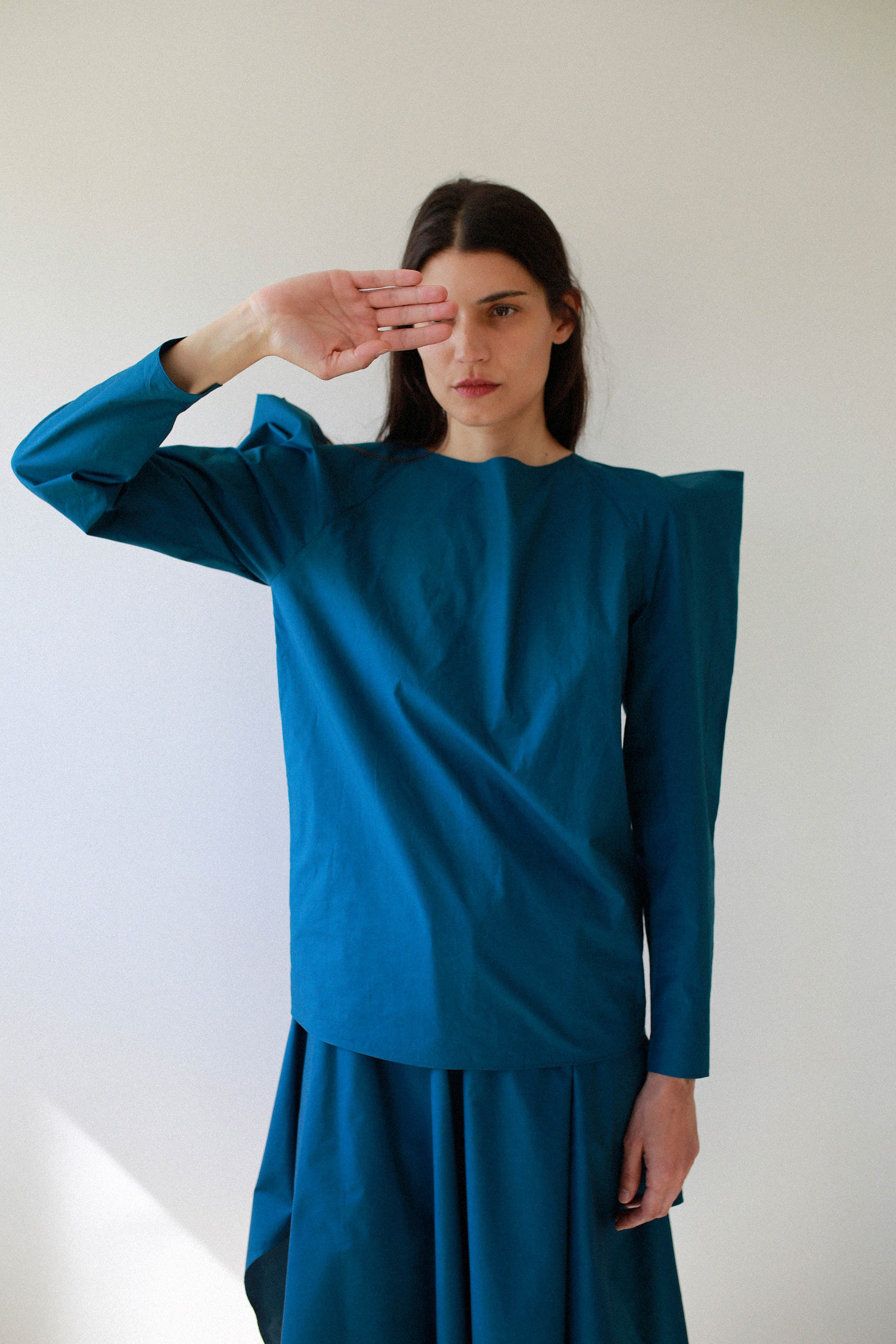 ULTRAMARINE POPLIN BLOUSE WITH VOLUME ON SHOULDERS