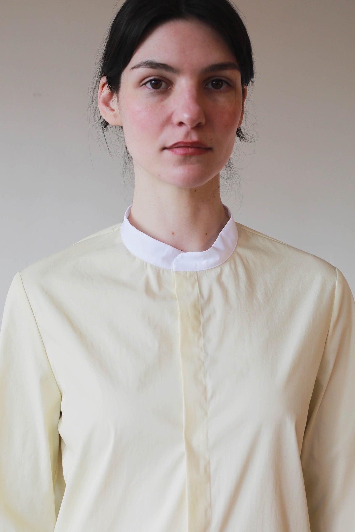 CAMISA CON CUELLO DESMONTABLE Y PUÑO DOBLE