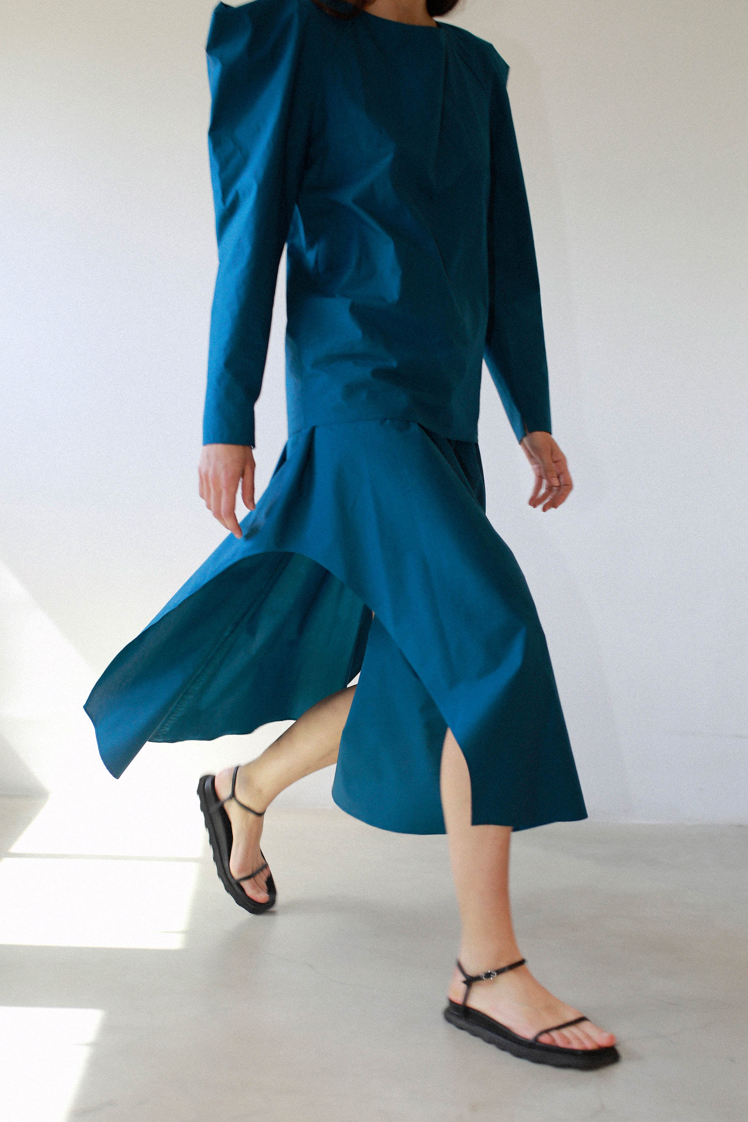 SKIRT WITH VOLUME AND SIDE SLITS
