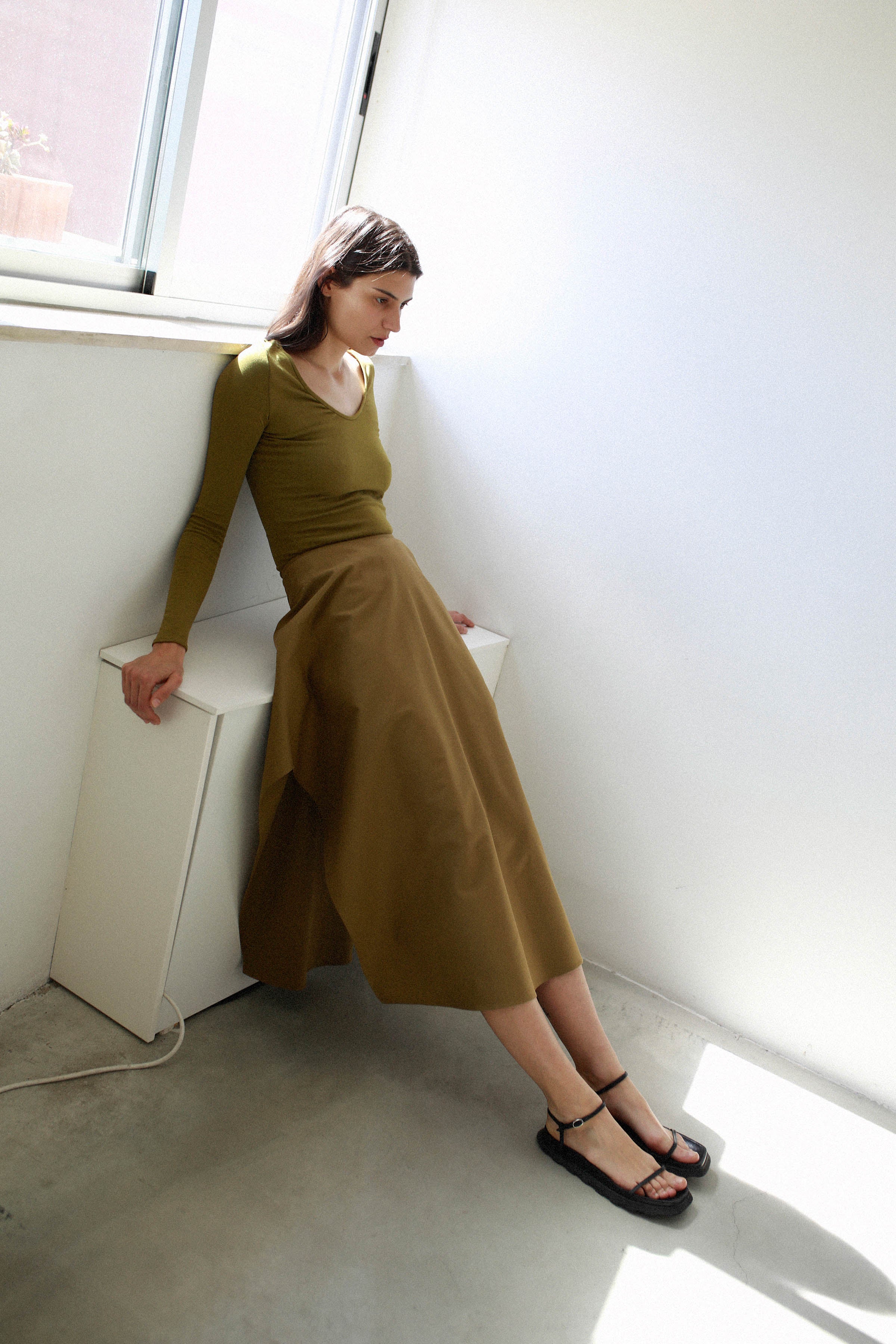 VOLUMINOUS SKIRT WITH SIDE SLITS