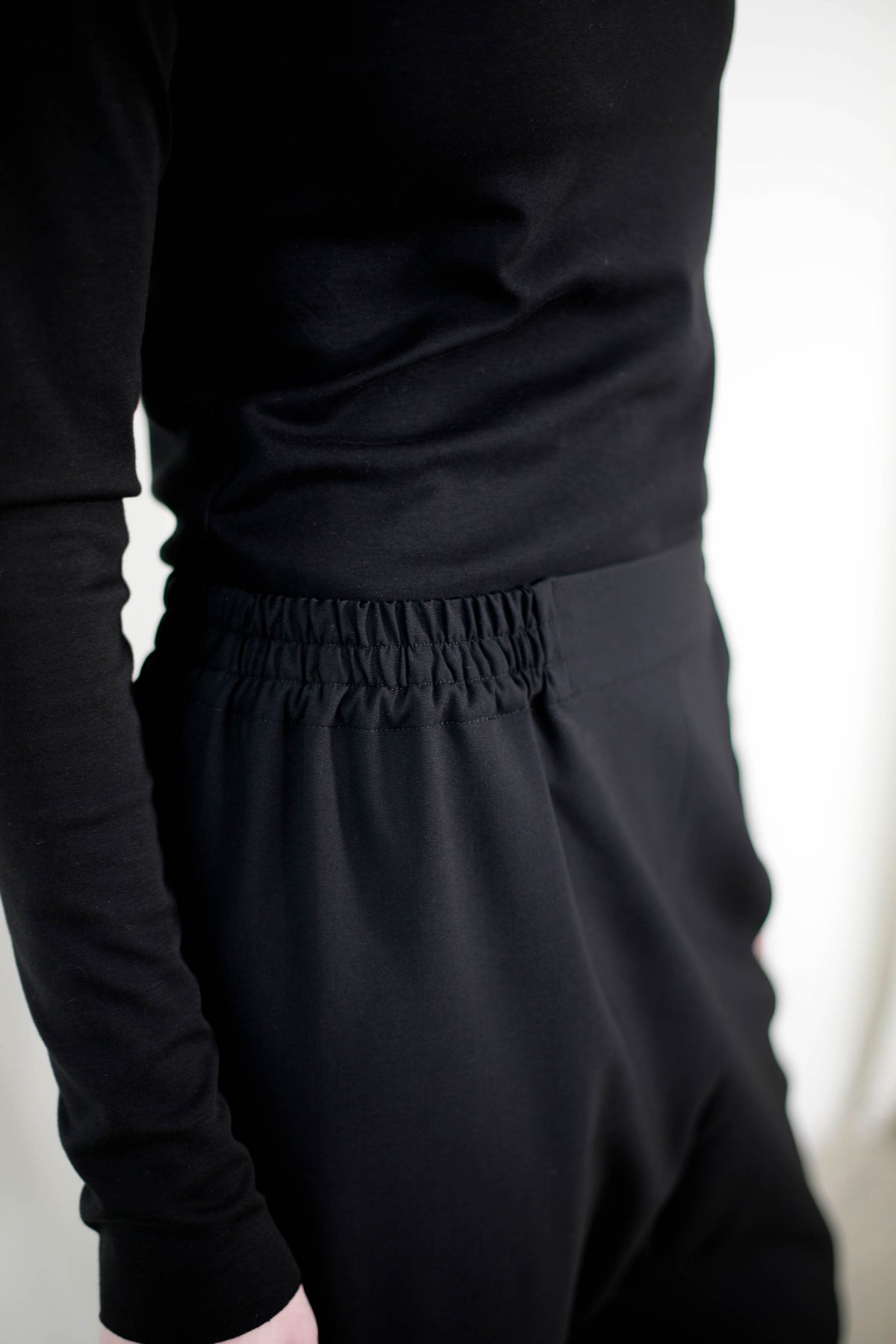 PANTALÓN AMPLIO CON CINTURA ELÁSTICA
