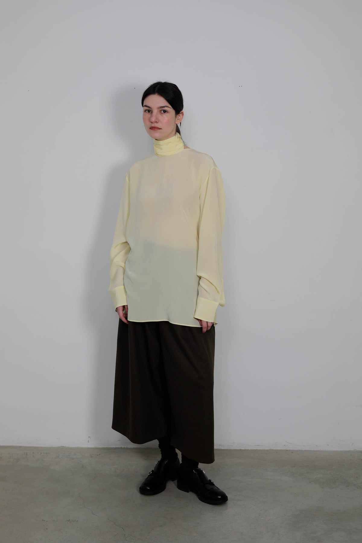 VERSATILE BLOUSE WITH  SILK LIME BOW