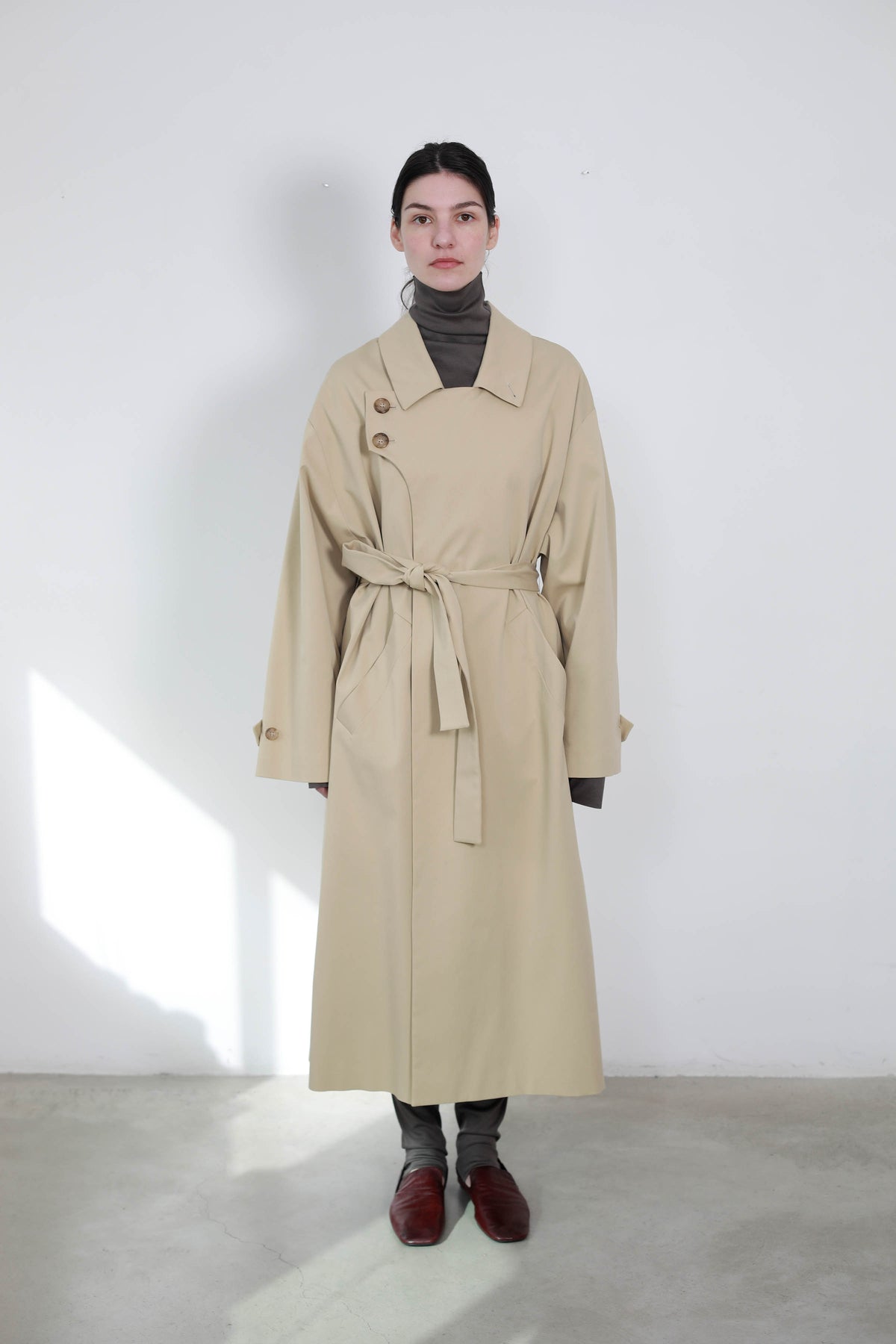 GABARDINA EN LANA CON SOLAPA ASIMÉTRICA BEIGE