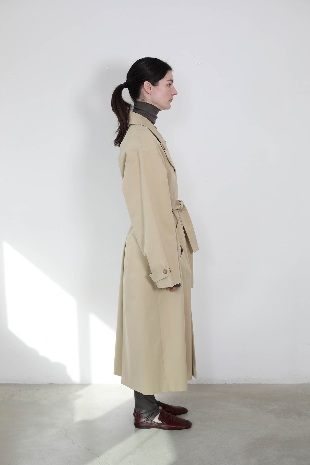 GABARDINA EN LANA CON SOLAPA ASIMÉTRICA BEIGE