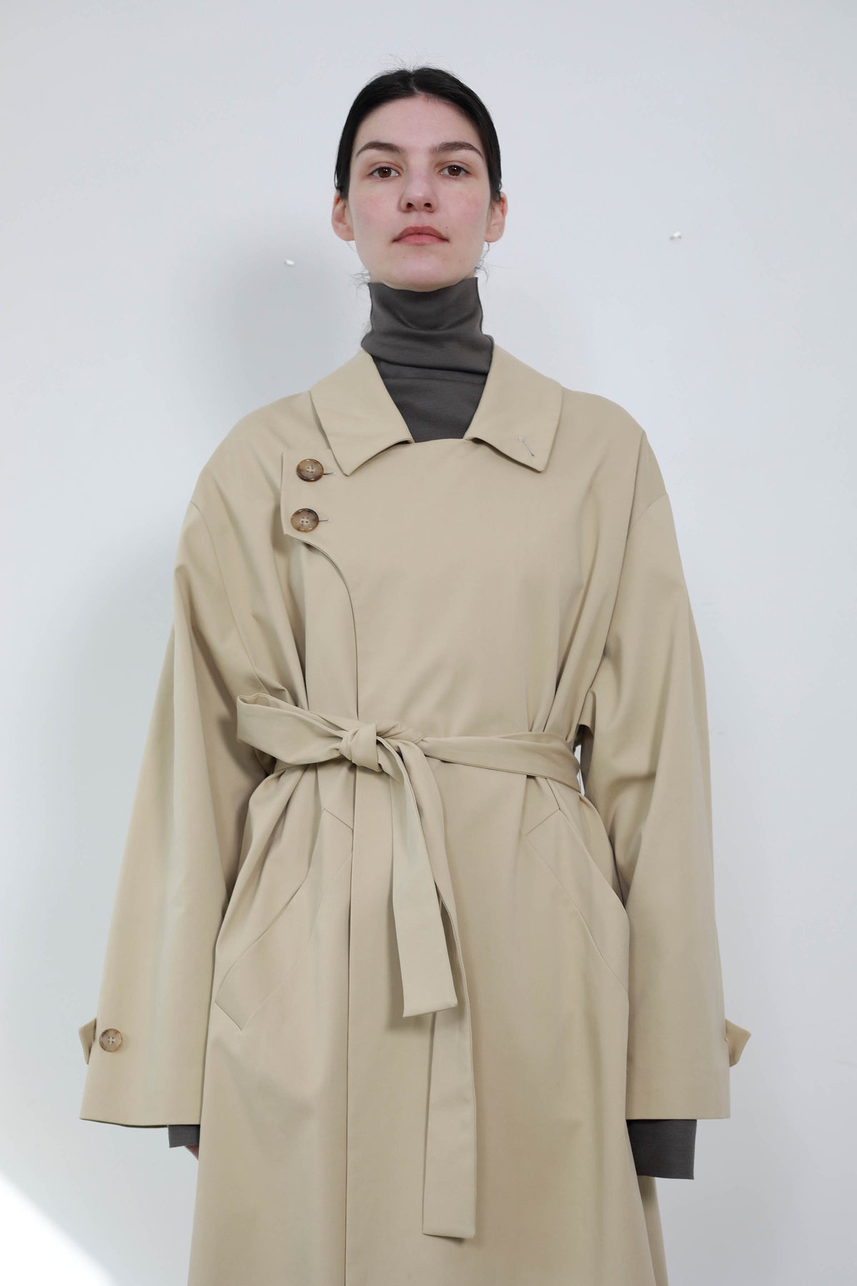 GABARDINA EN LANA CON SOLAPA ASIMÉTRICA BEIGE
