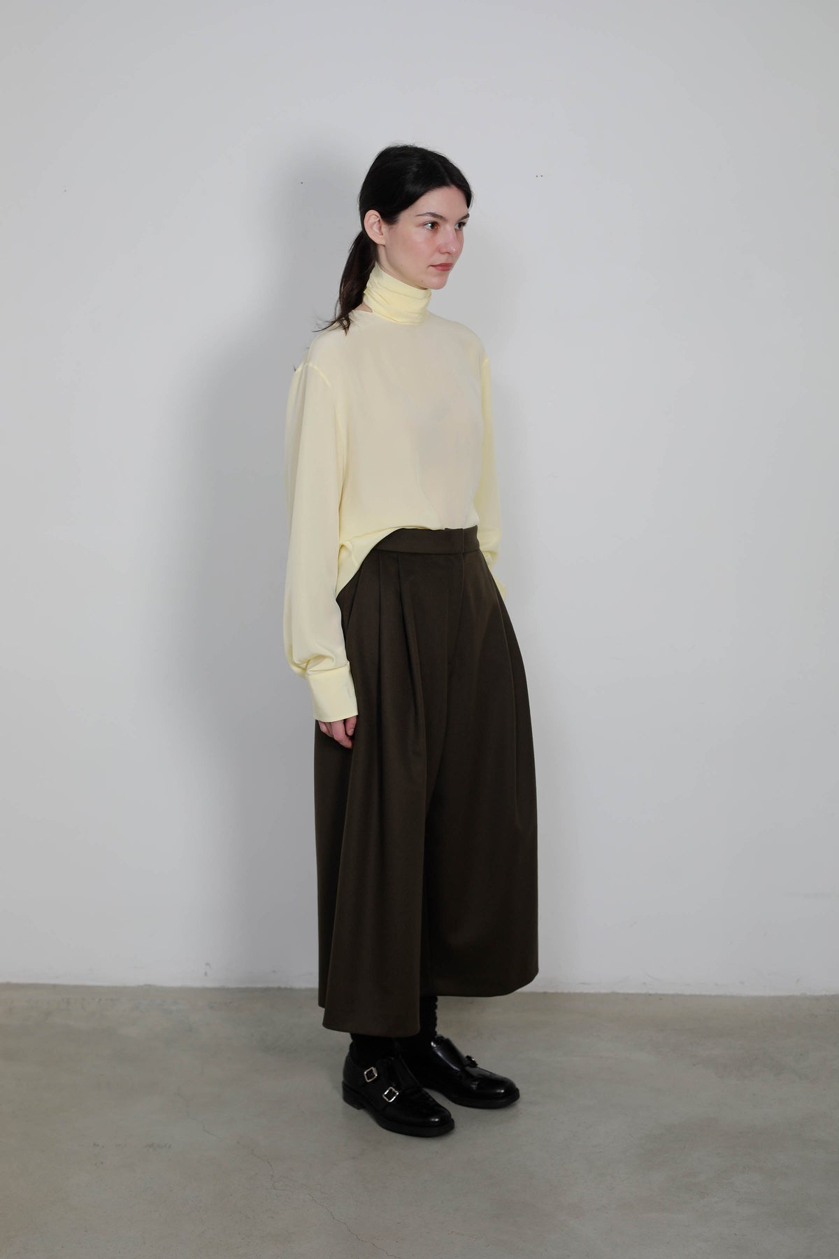 VERSATILE BLOUSE WITH  SILK LIME BOW