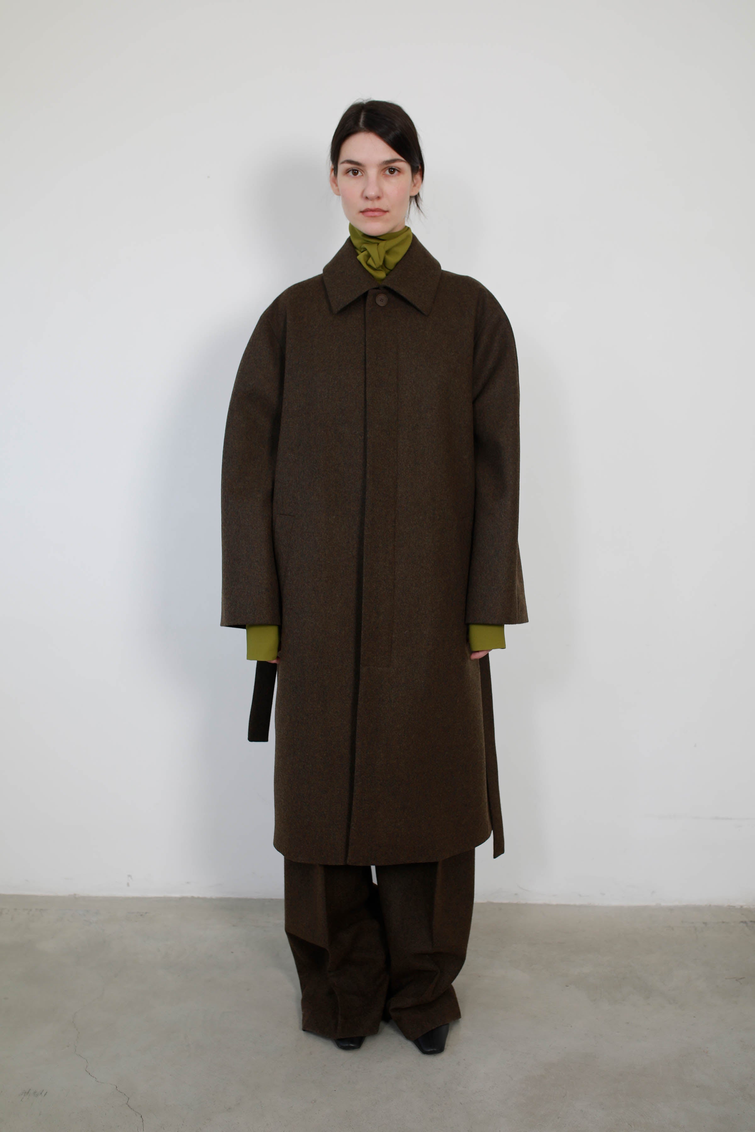 GABARDINA  CON SISAS ASIMÉTRICAS EN LANA CAQUI