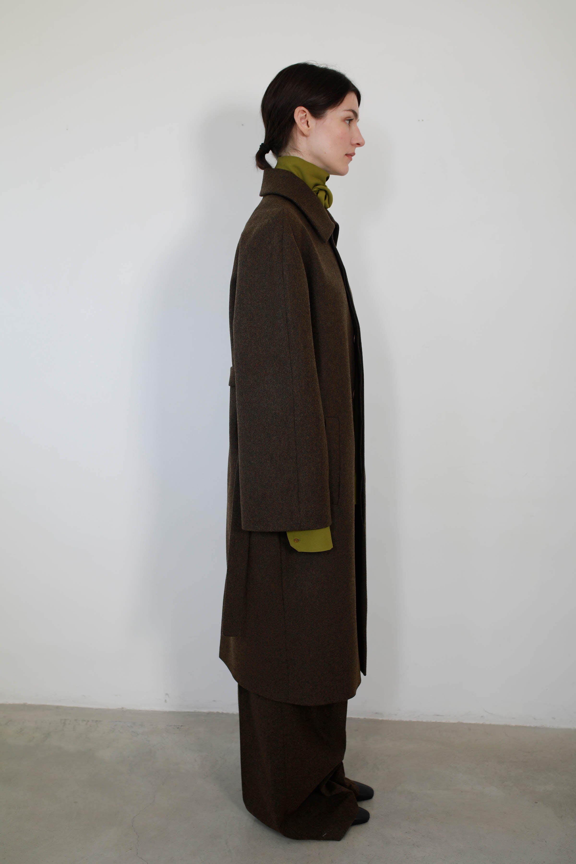 GABARDINA  CON SISAS ASIMÉTRICAS EN LANA CAQUI